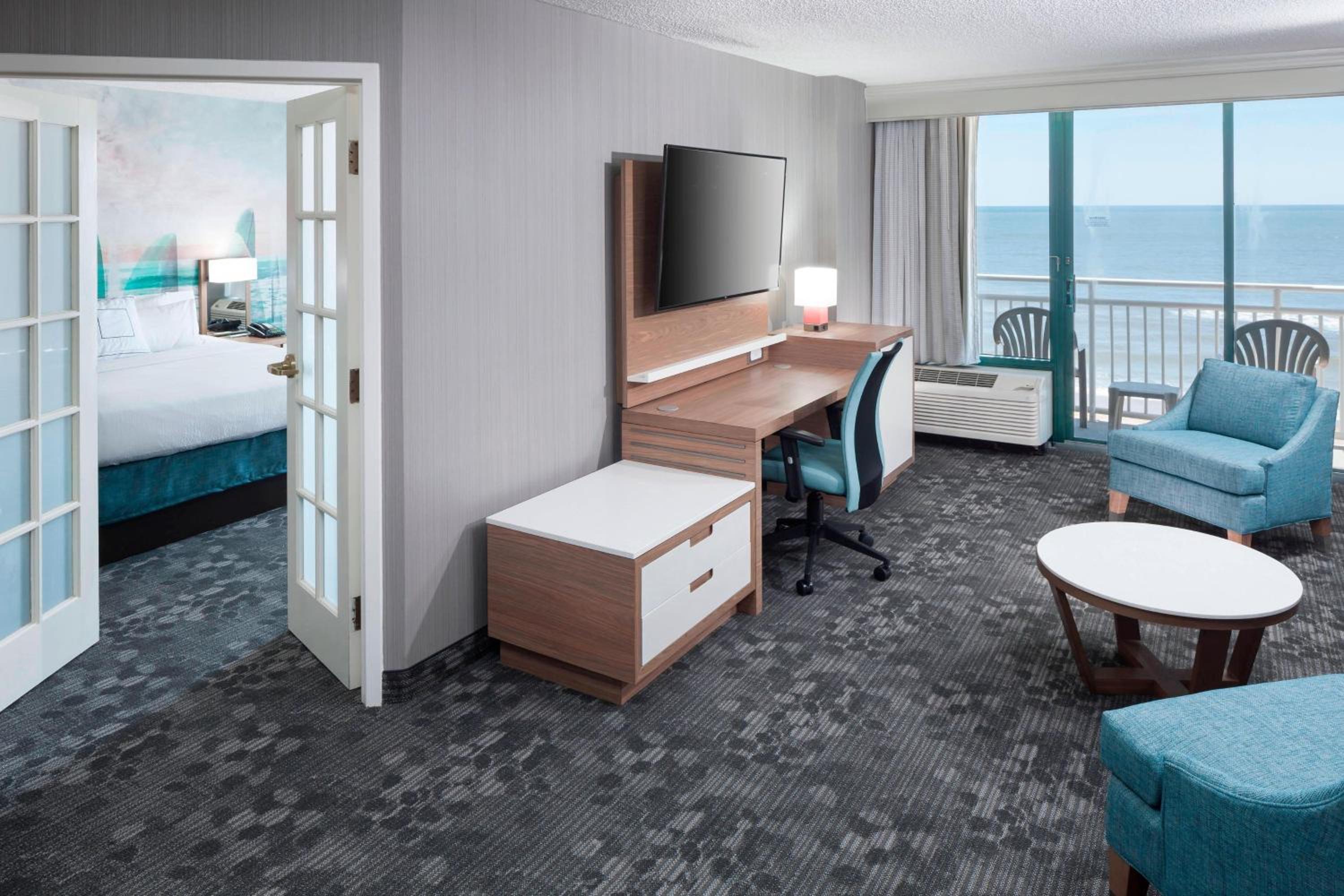 One-Bedroom King Center Suite, Sofa Bed, Balconies, Oceanfront View - Photo 4