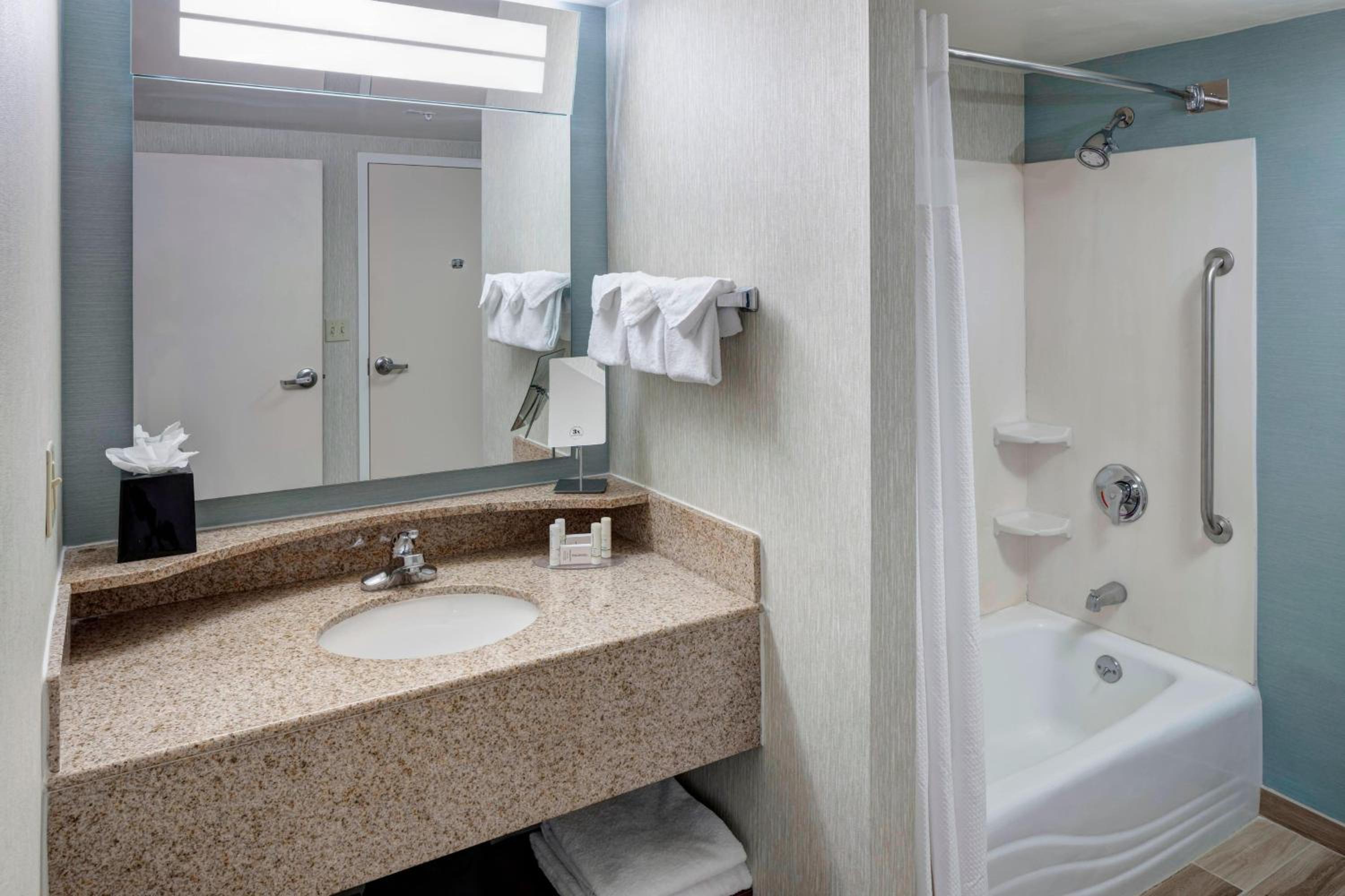One-Bedroom King Center Suite, Sofa Bed, Balconies, Oceanfront View - Photo 2