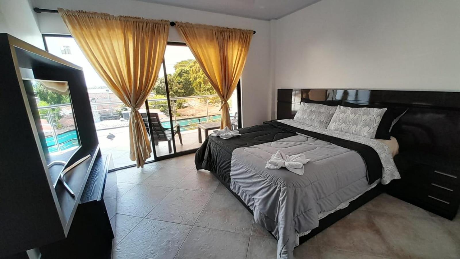 King Suite with Balcony photo 1