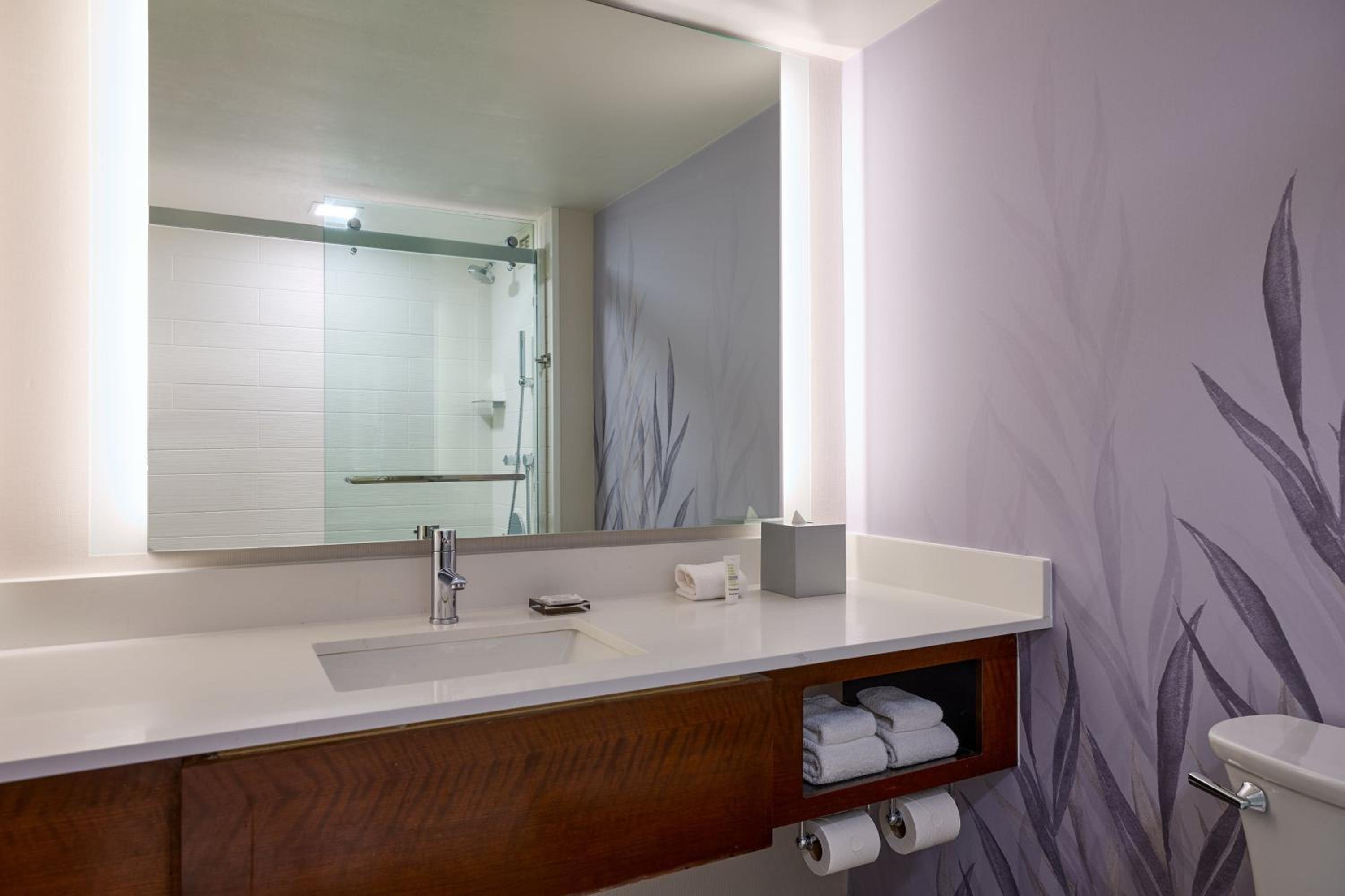 Deluxe Guest Room with King Bed - High Floor photo 3