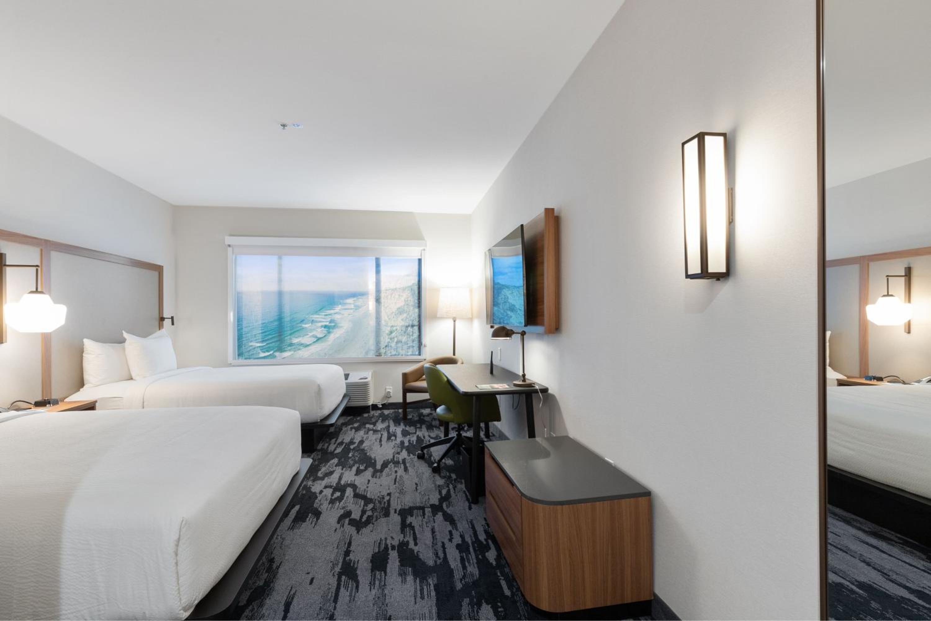 Queen Room with Two Queen Beds and Ocean View photo 3