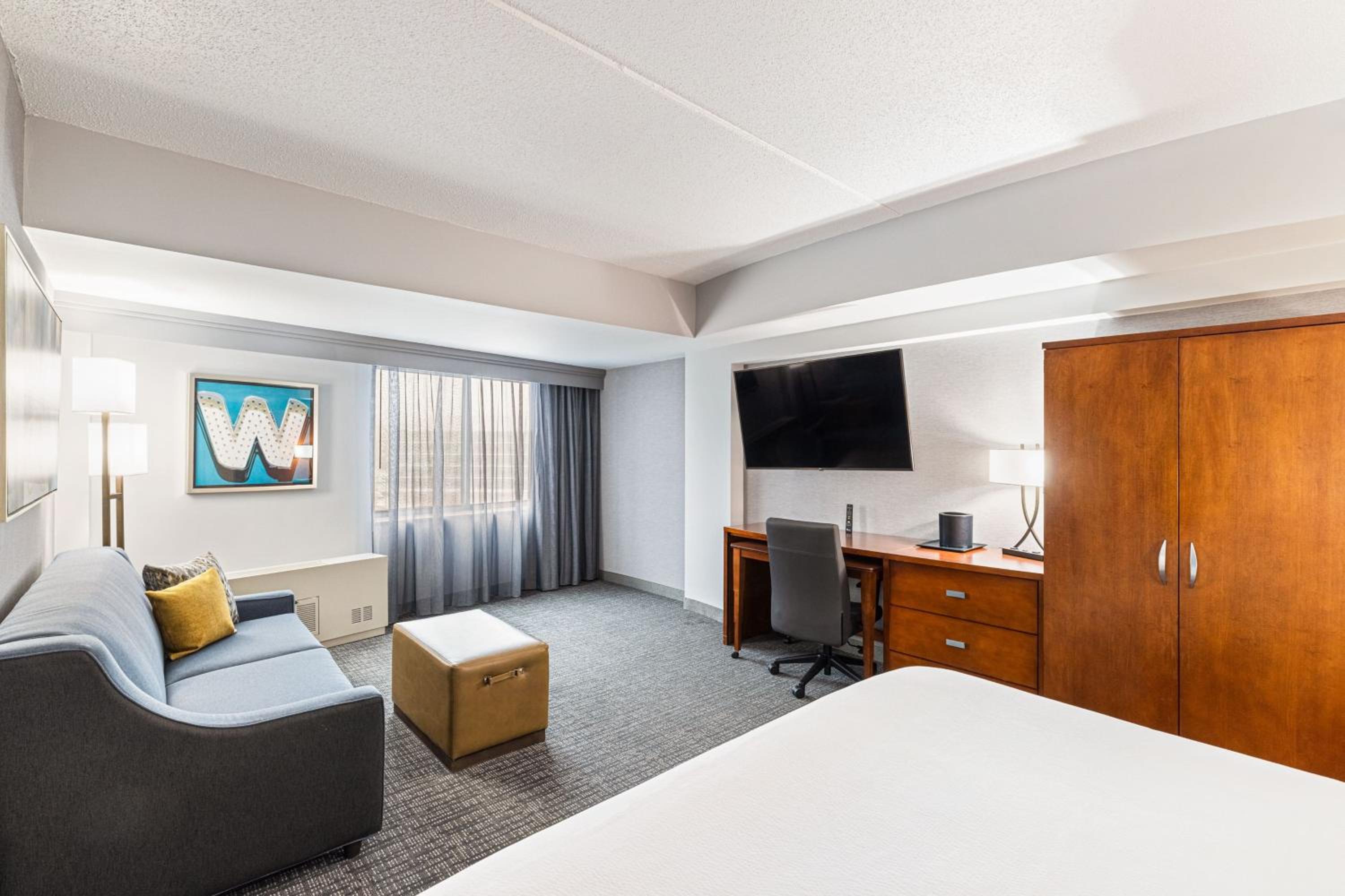King Room with Sofa Bed - Hearing Accessible - Photo 4