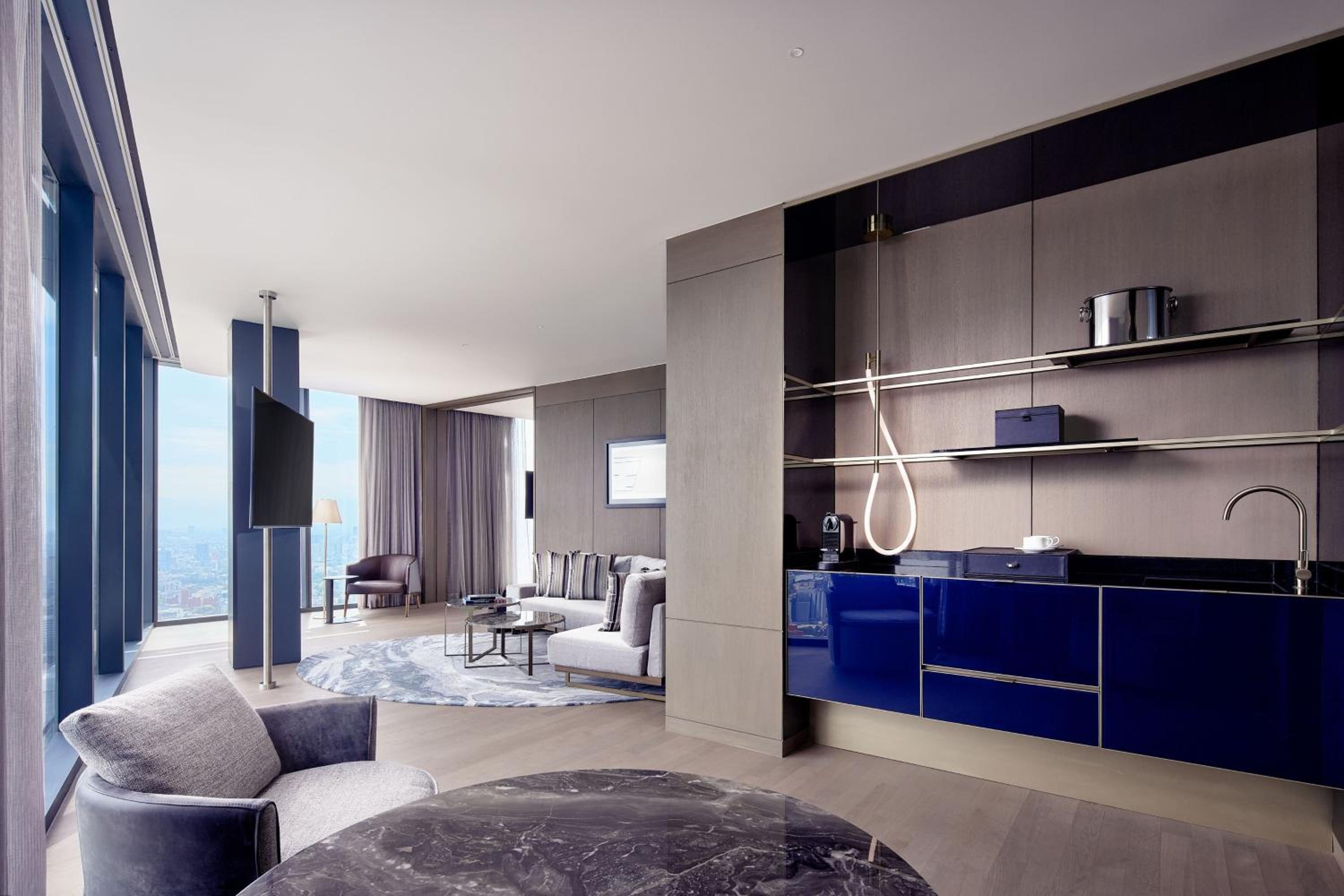 Luxury King Suite with Park View - Club Lounge Access