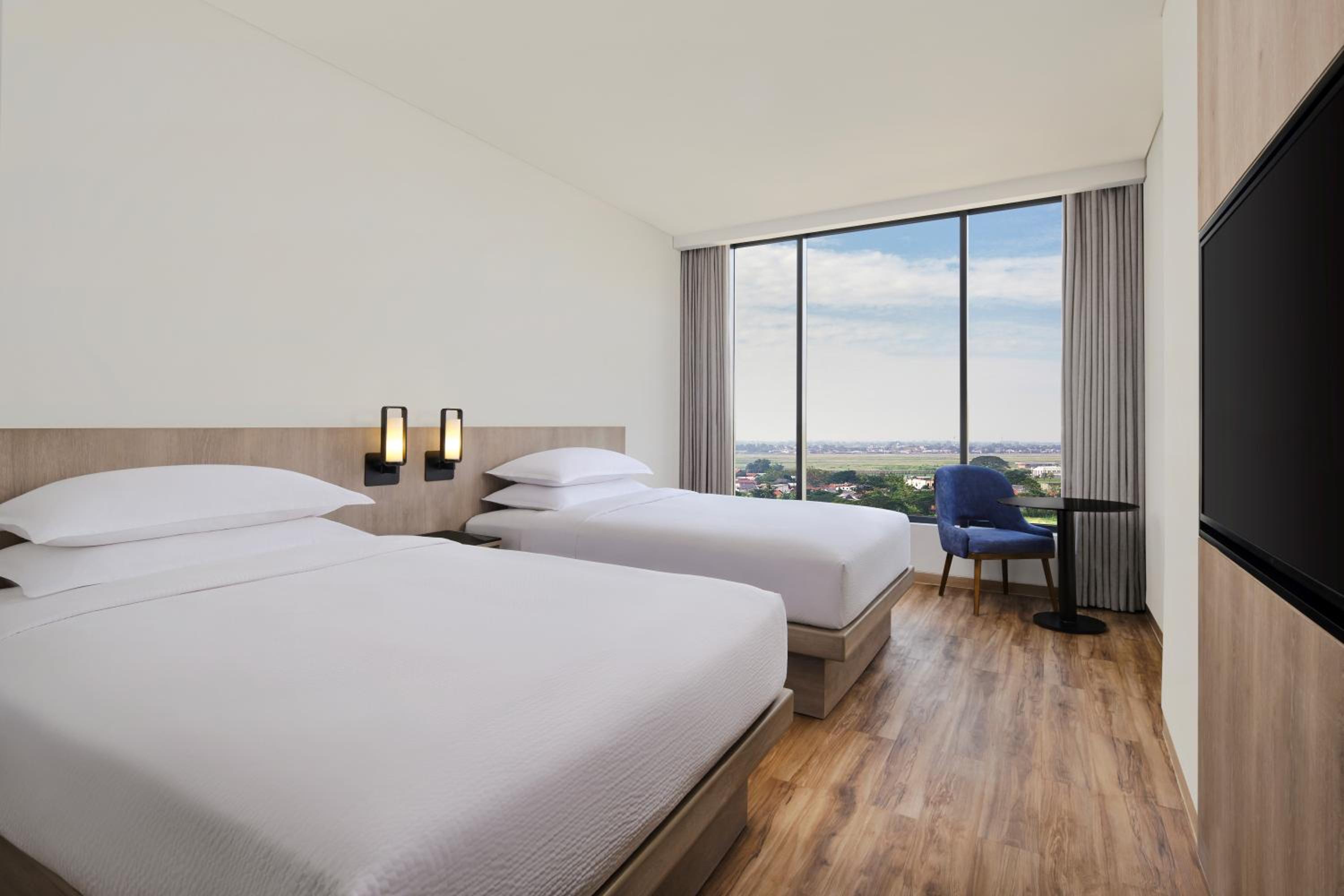 Deluxe Twin Room with City View - Photo 1