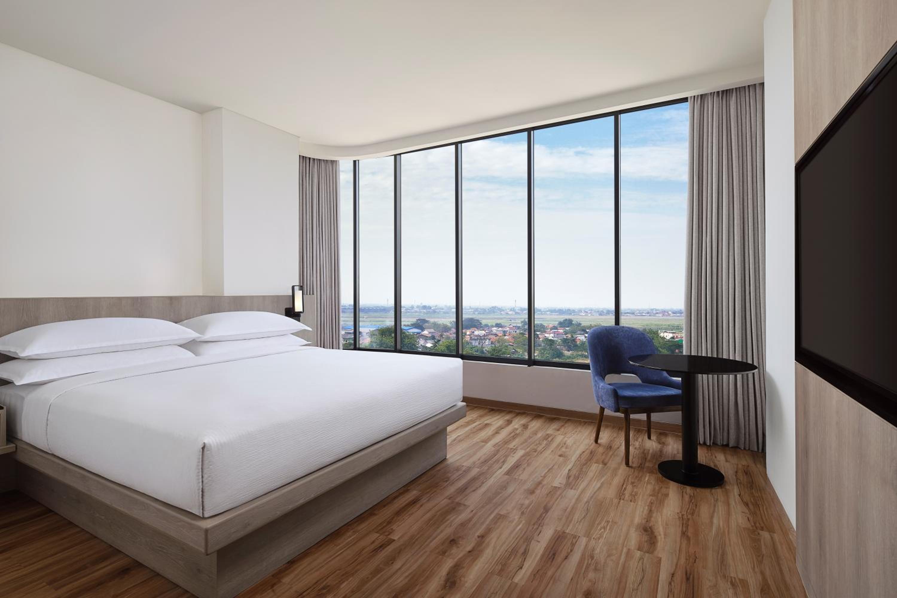 Deluxe Corner King Room with City View - Photo 1