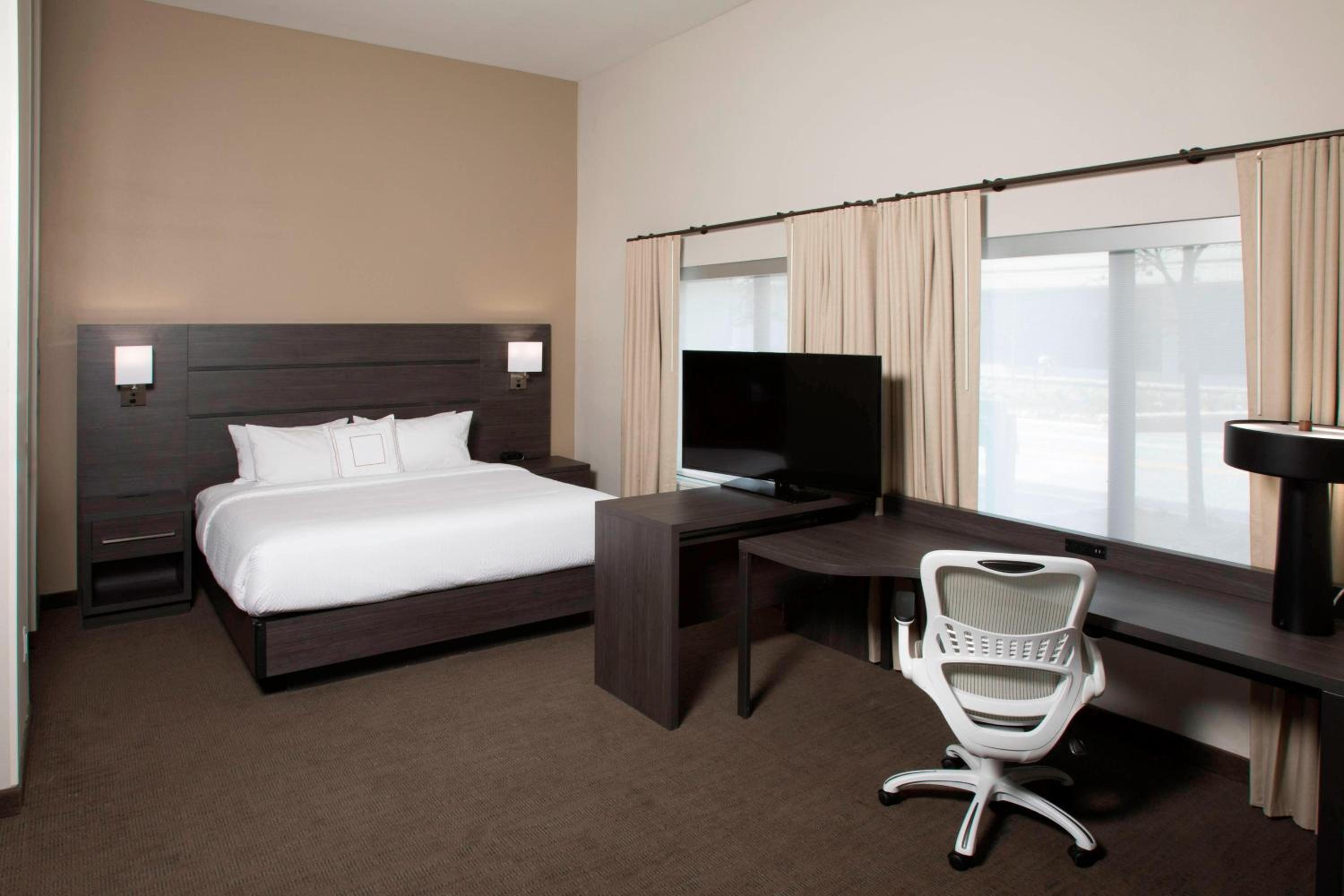 King Studio with Sofa Bed and City View - Hearing Accessible - Photo 4