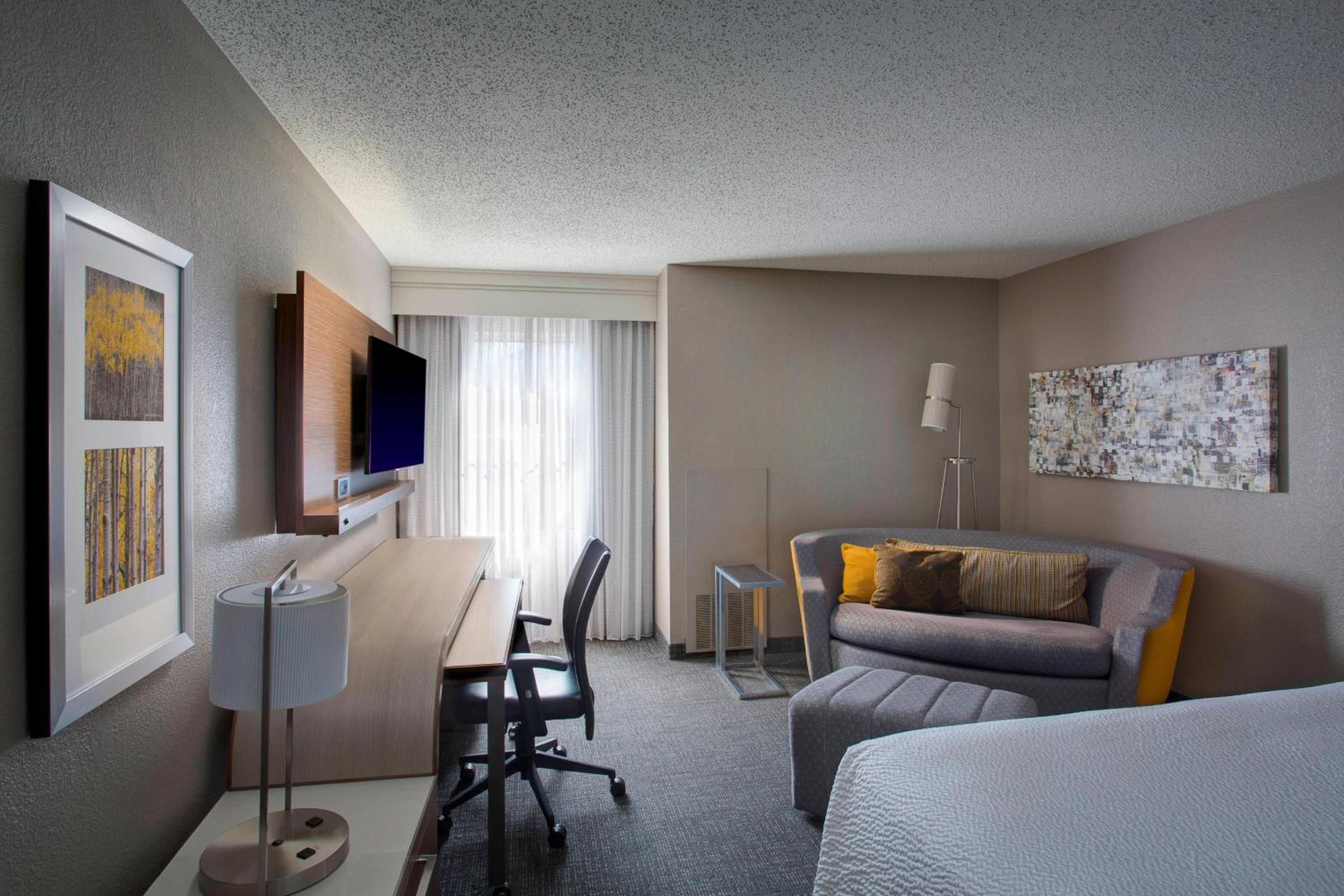 King Room with Adapted Tub - Mobility and Hearing Accessible photo 1