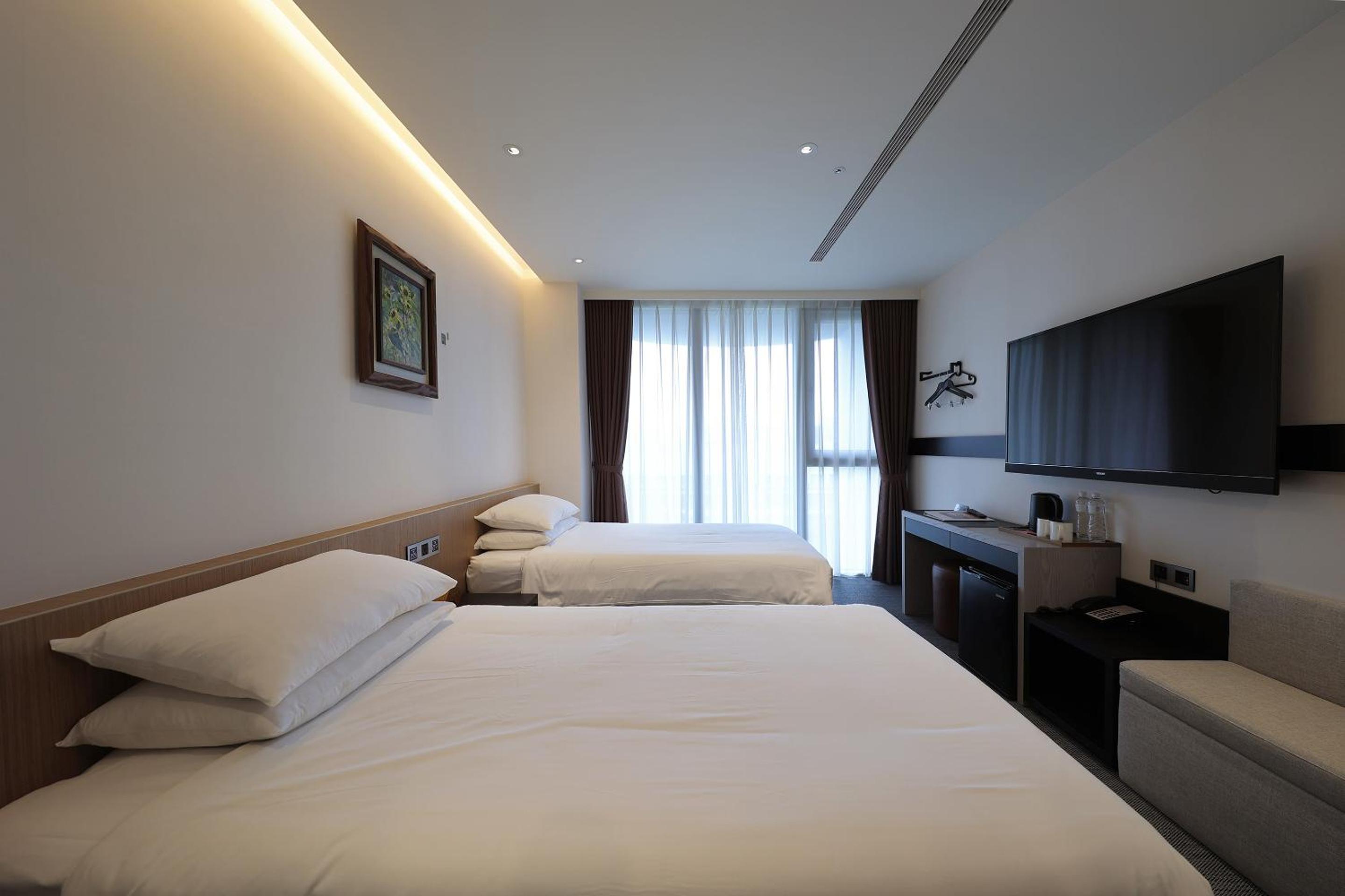 Standard Twin Room - Photo 9