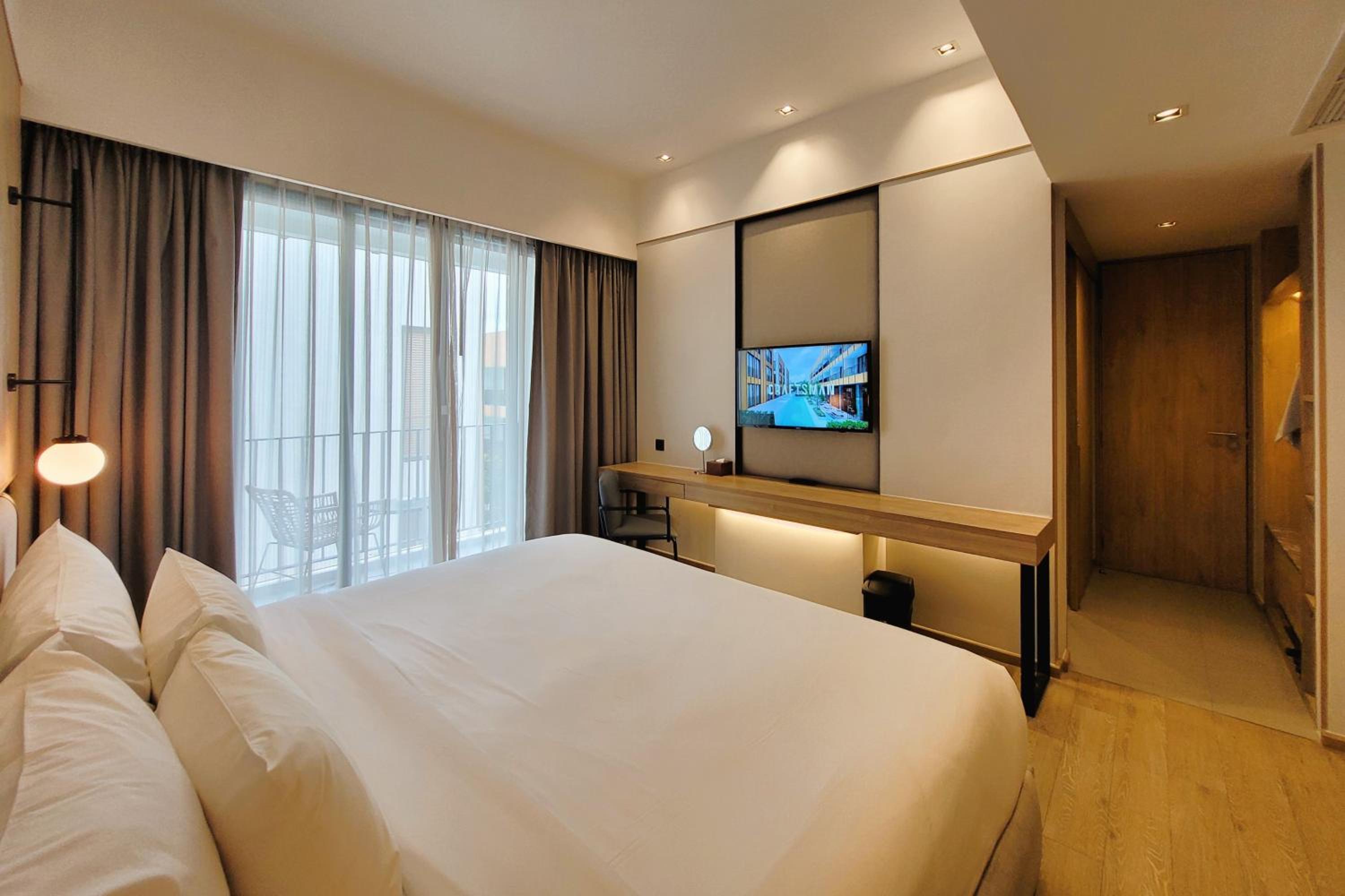 Deluxe King Room with Balcony photo 3