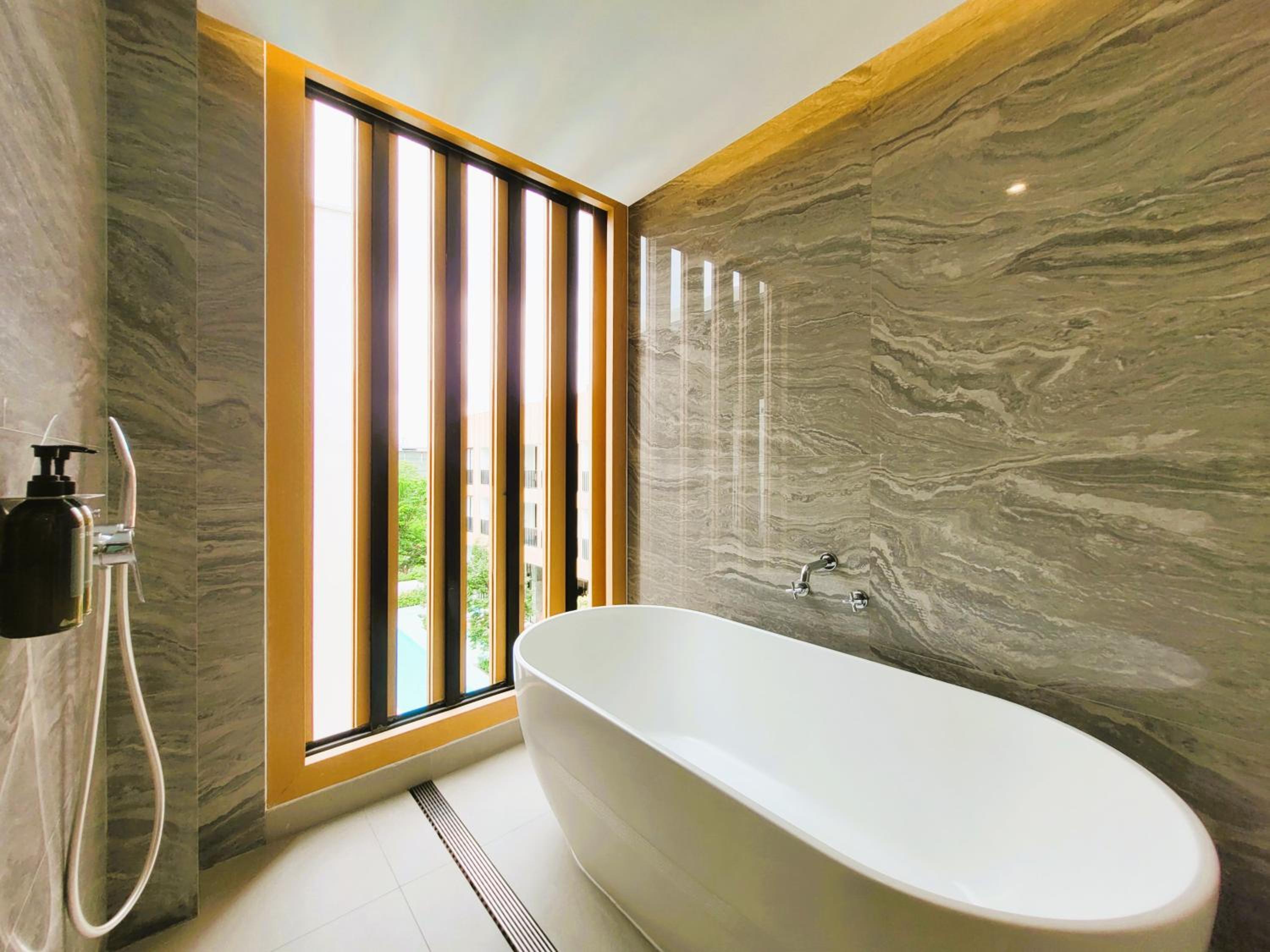 Deluxe King Room with Balcony photo 2