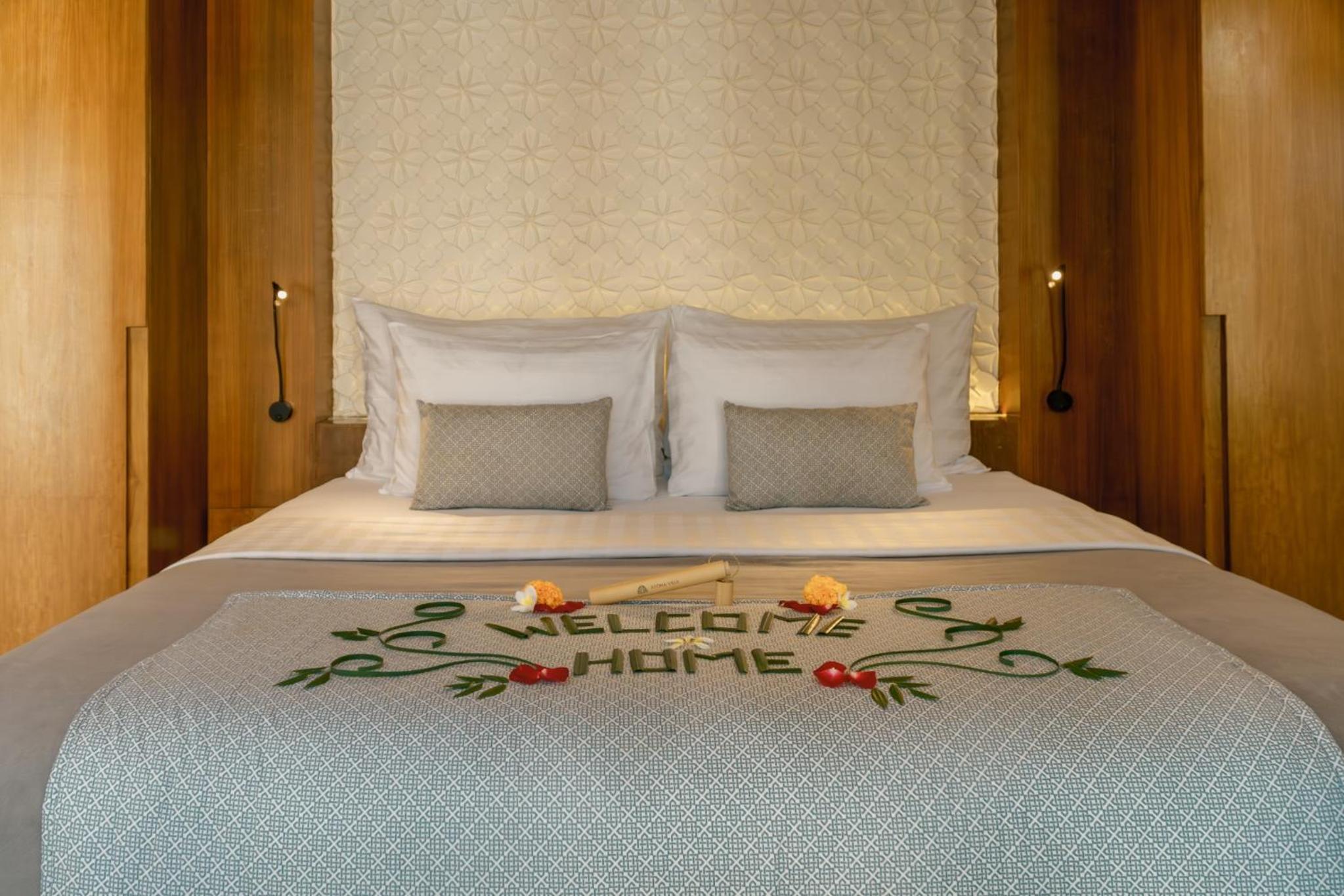 Grand One-Bedroom Villa with Private Pool & Floating Bathtub - Photo 15