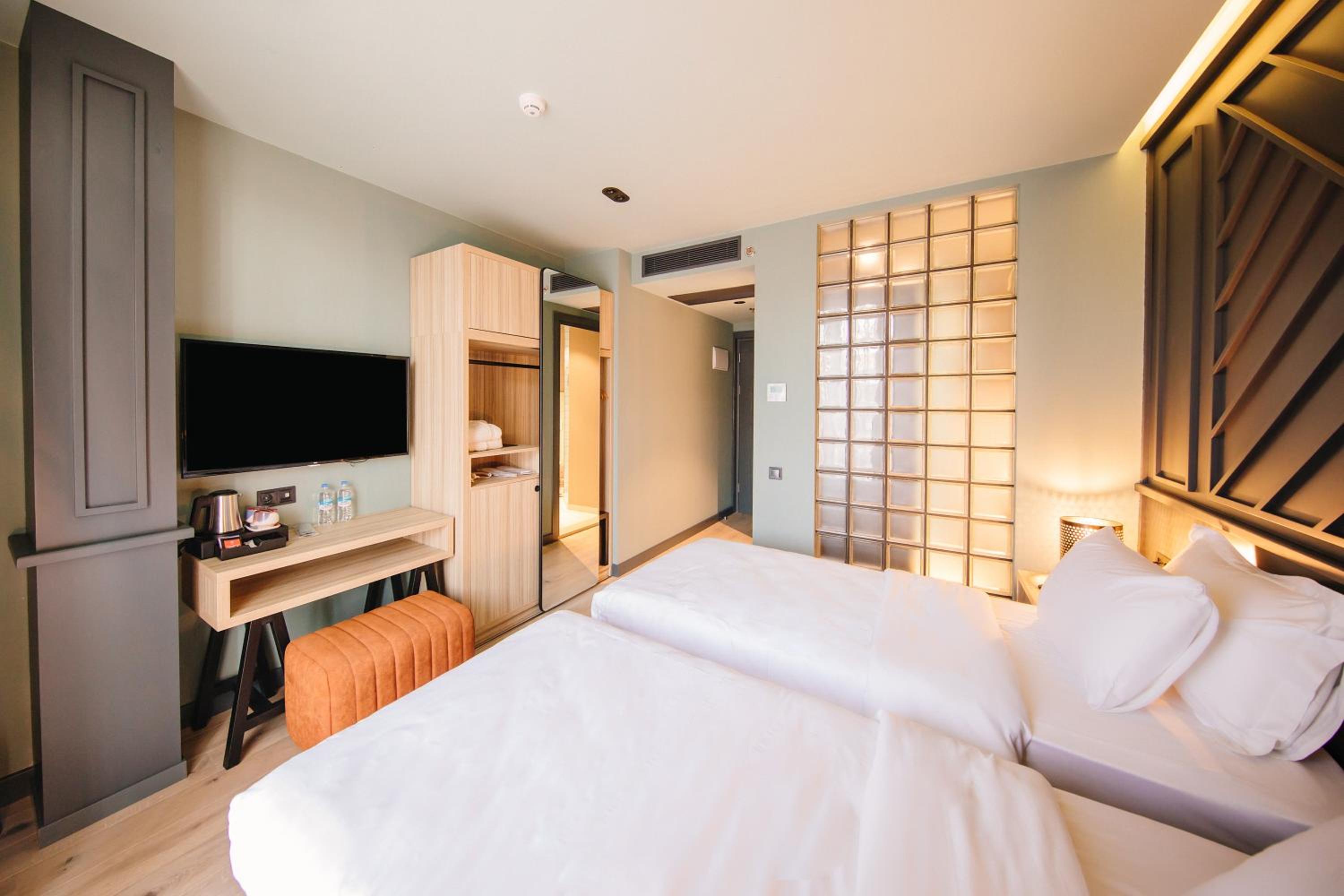 Double or Twin Room with Street View  - Photo 3