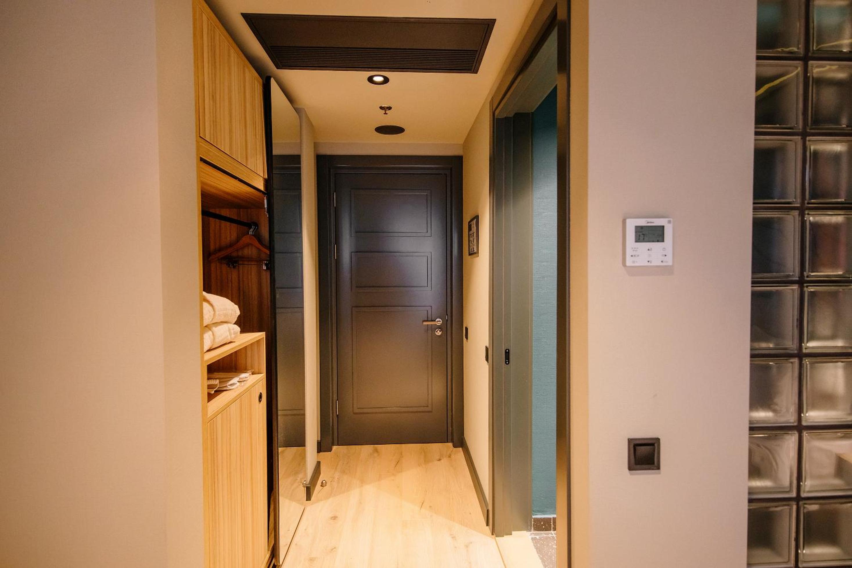 Double or Twin Room with Street View  - Photo 4