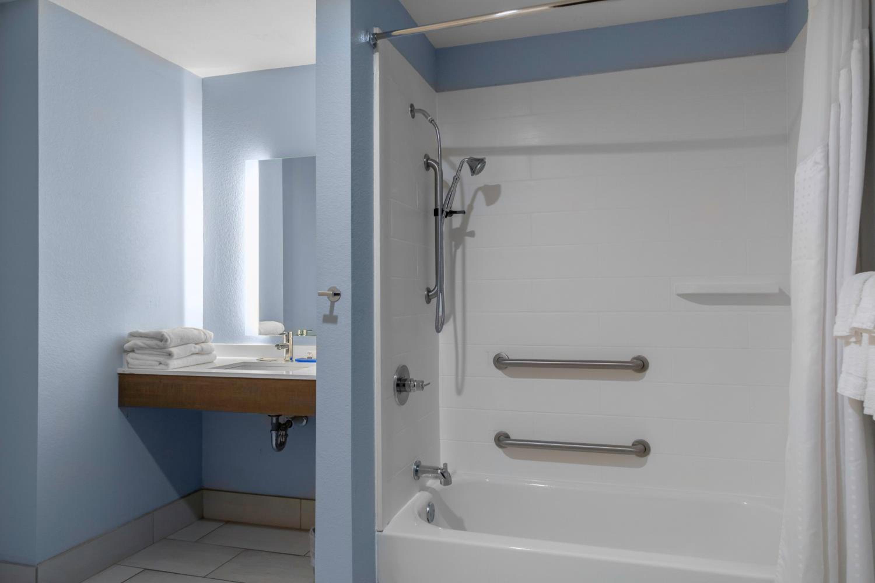 Queen Room with Two Queen Beds - Hearing Accessible/Non-Smoking - Photo 2
