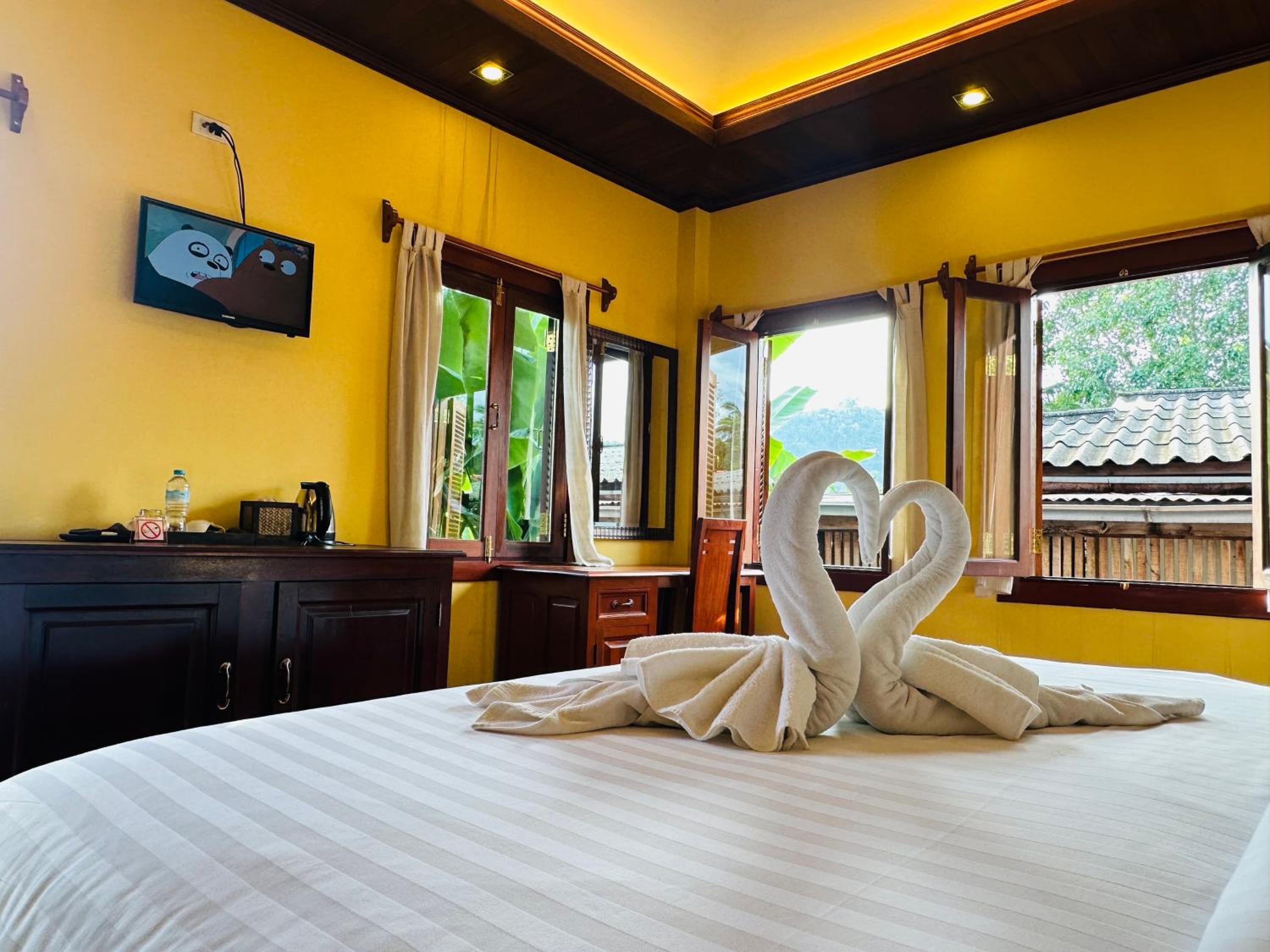 Deluxe King Suite photo 1