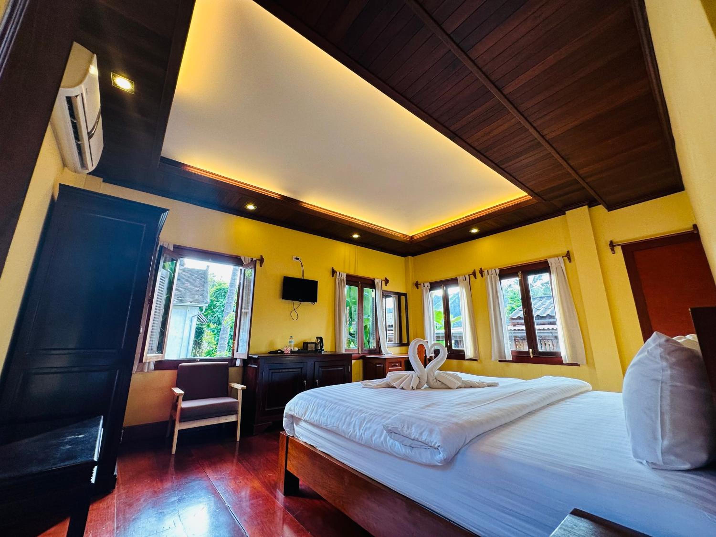 Deluxe King Suite photo 2