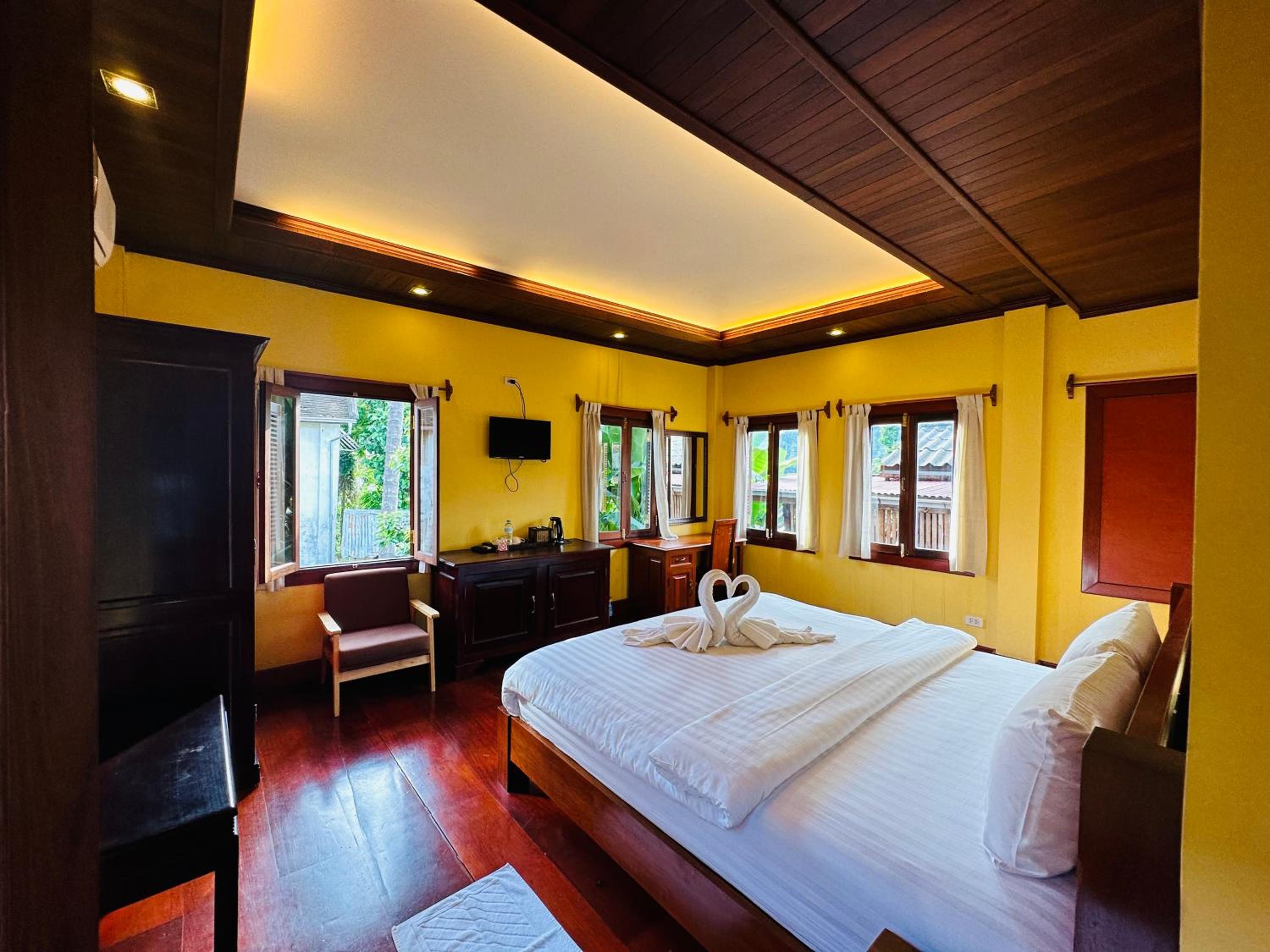 Deluxe King Suite photo 3