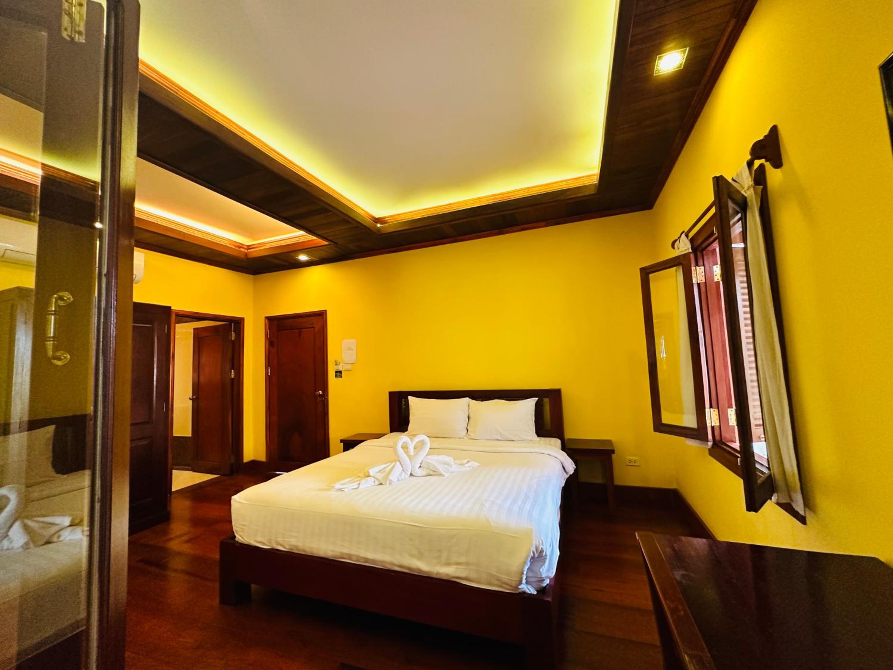 Deluxe Double Room - Photo 13