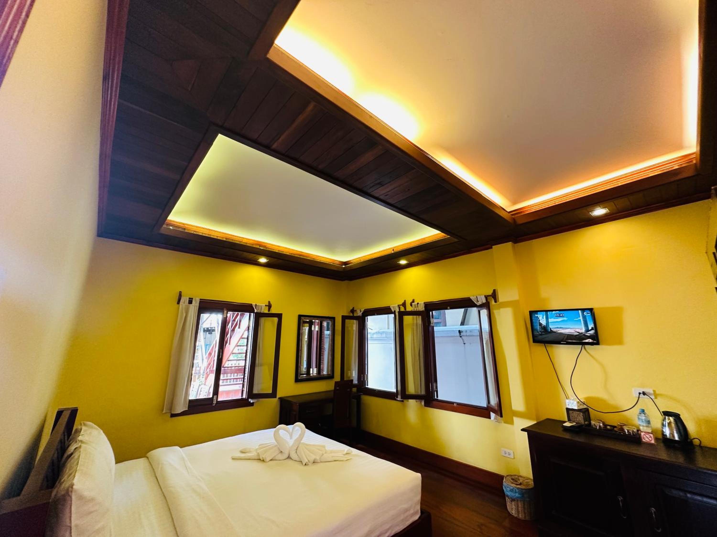 Deluxe Double Room - Photo 11
