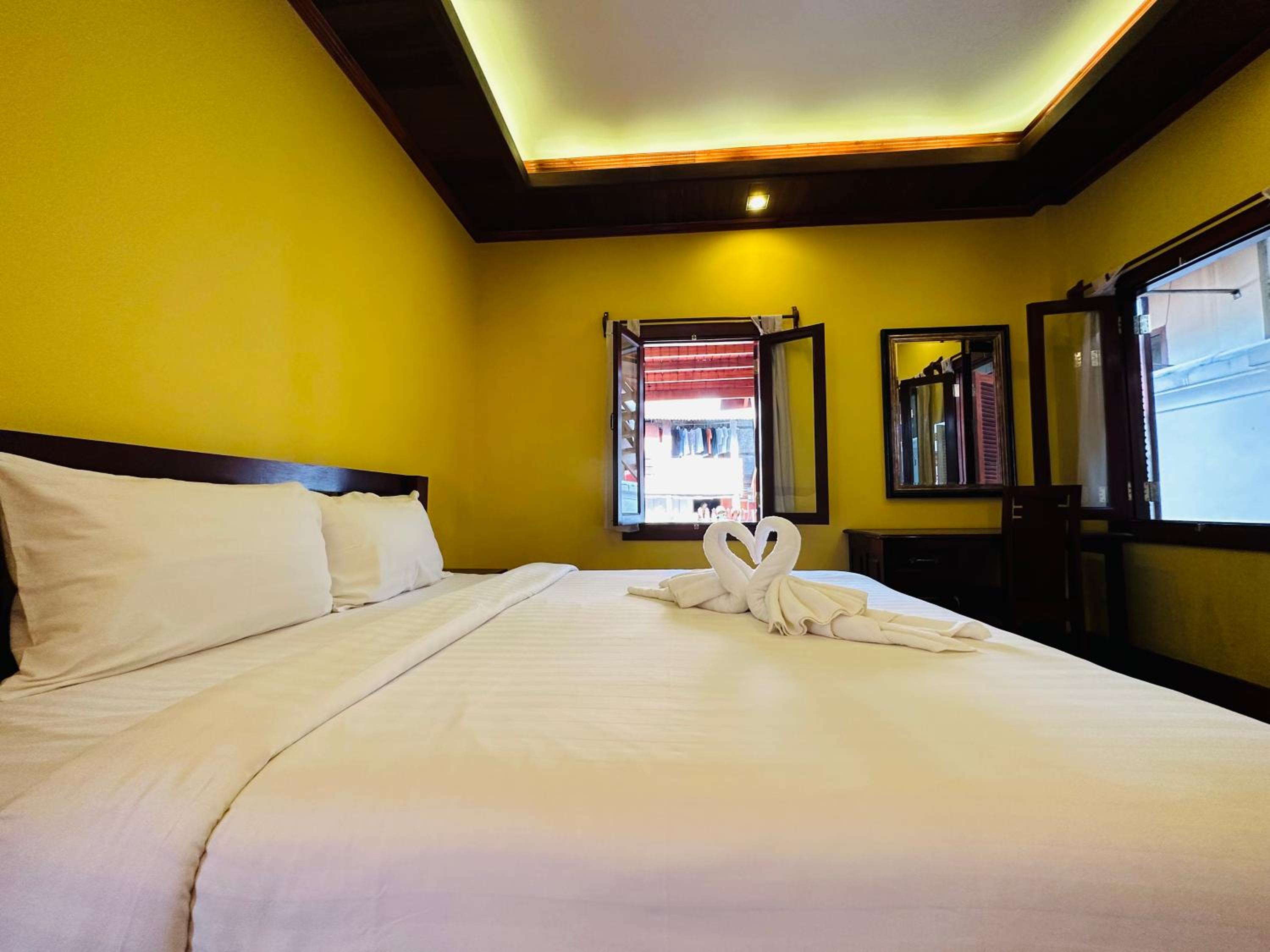Deluxe Double Room - Photo 9