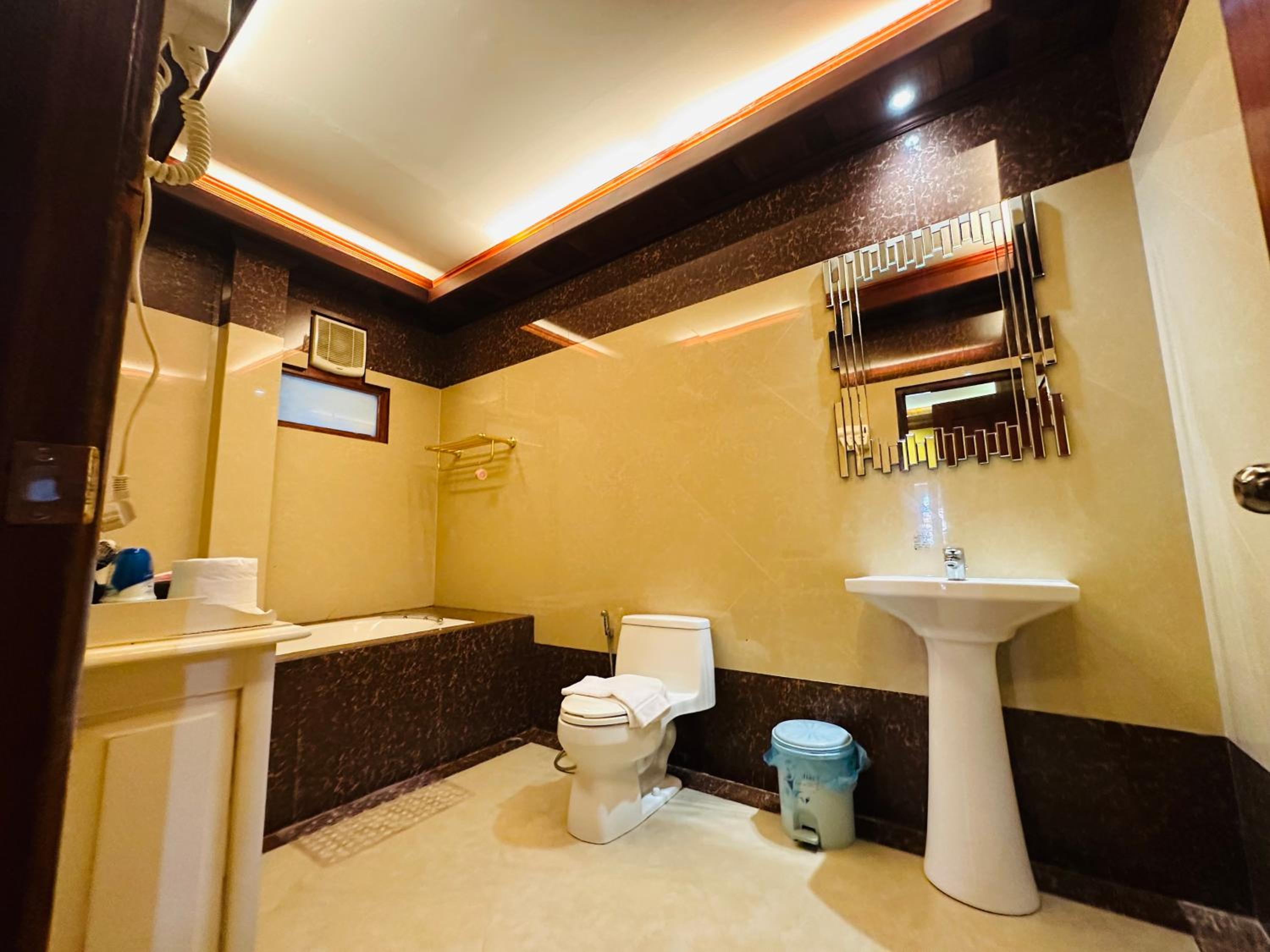 Deluxe Double Room - Photo 21
