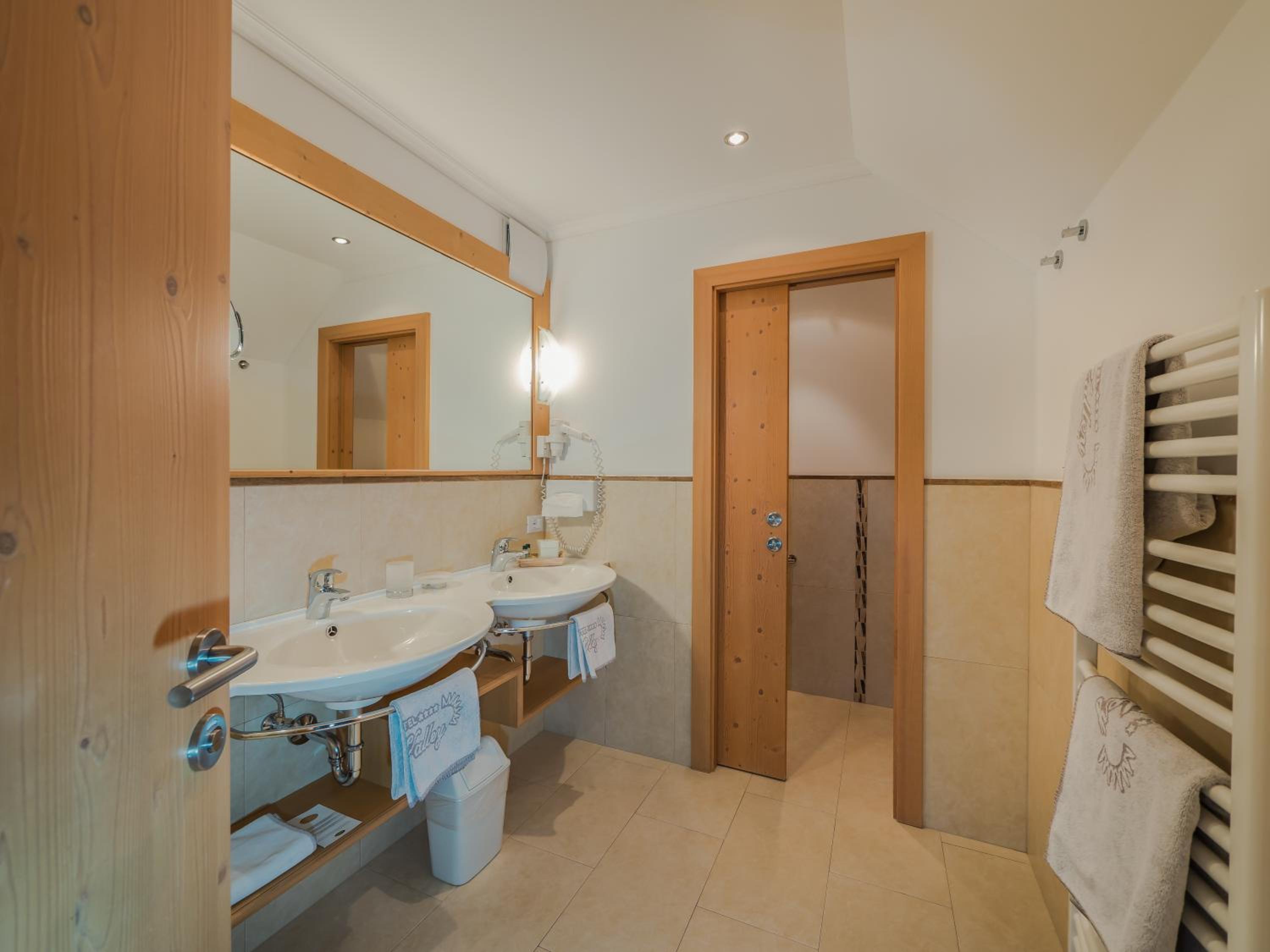 Double or Twin Room with Balcony - Attic photo 2