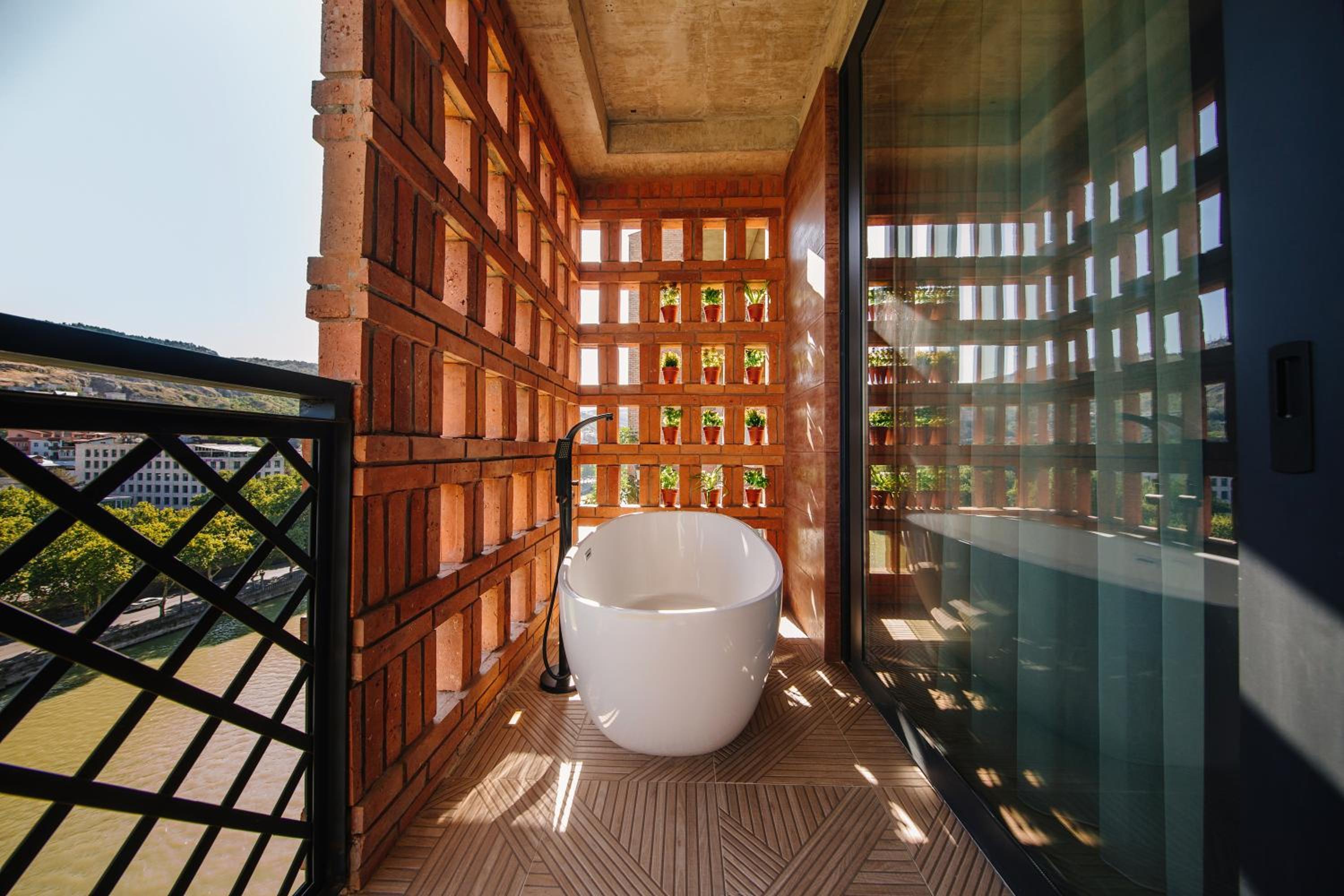 Deluxe King Room with Outdoor Bathtub - Photo 2
