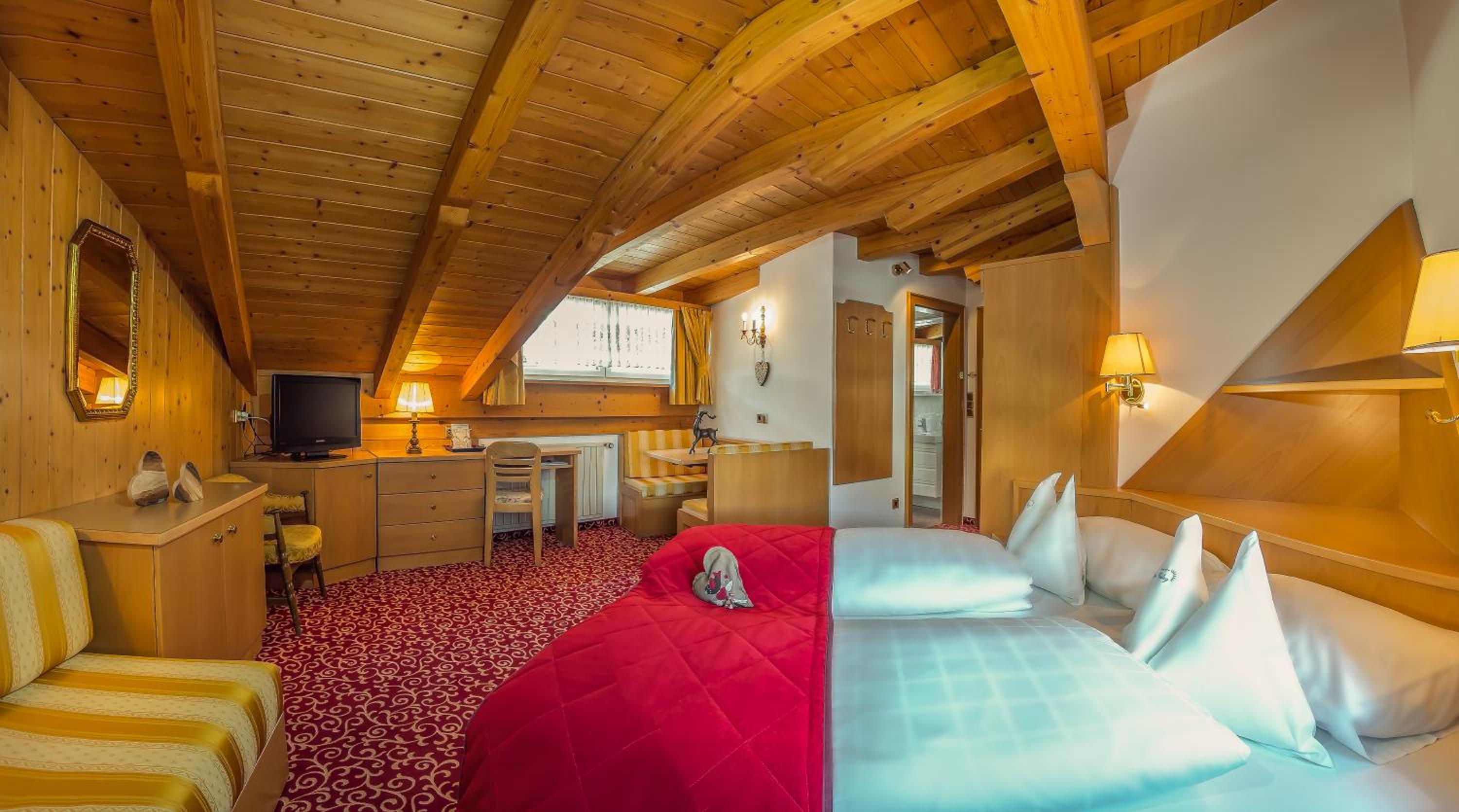 Small Standard Double Room- Attic photo 1