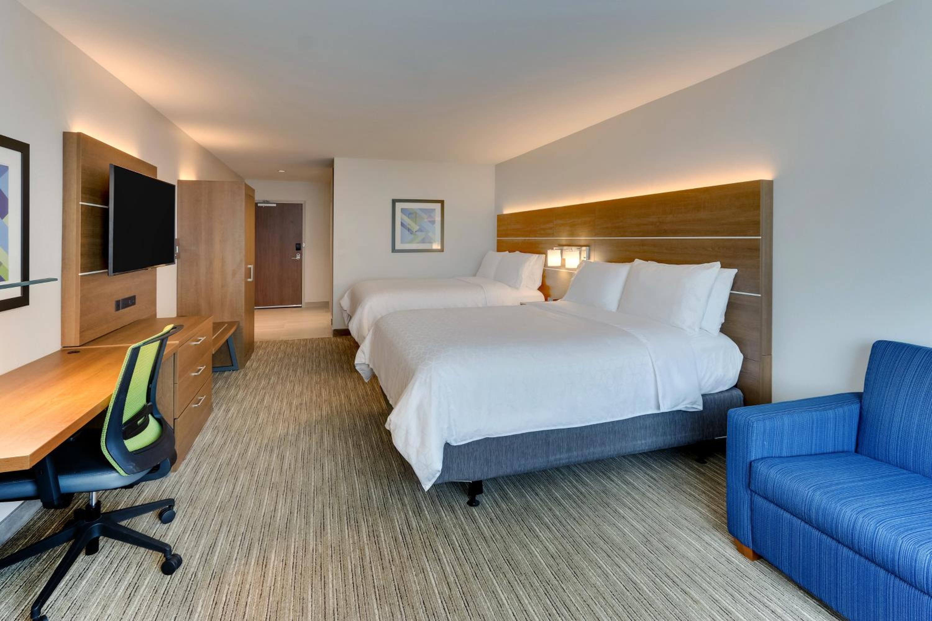 One-Bedroom Queen Suite - Mobility Accessible with Tub - Photo 7