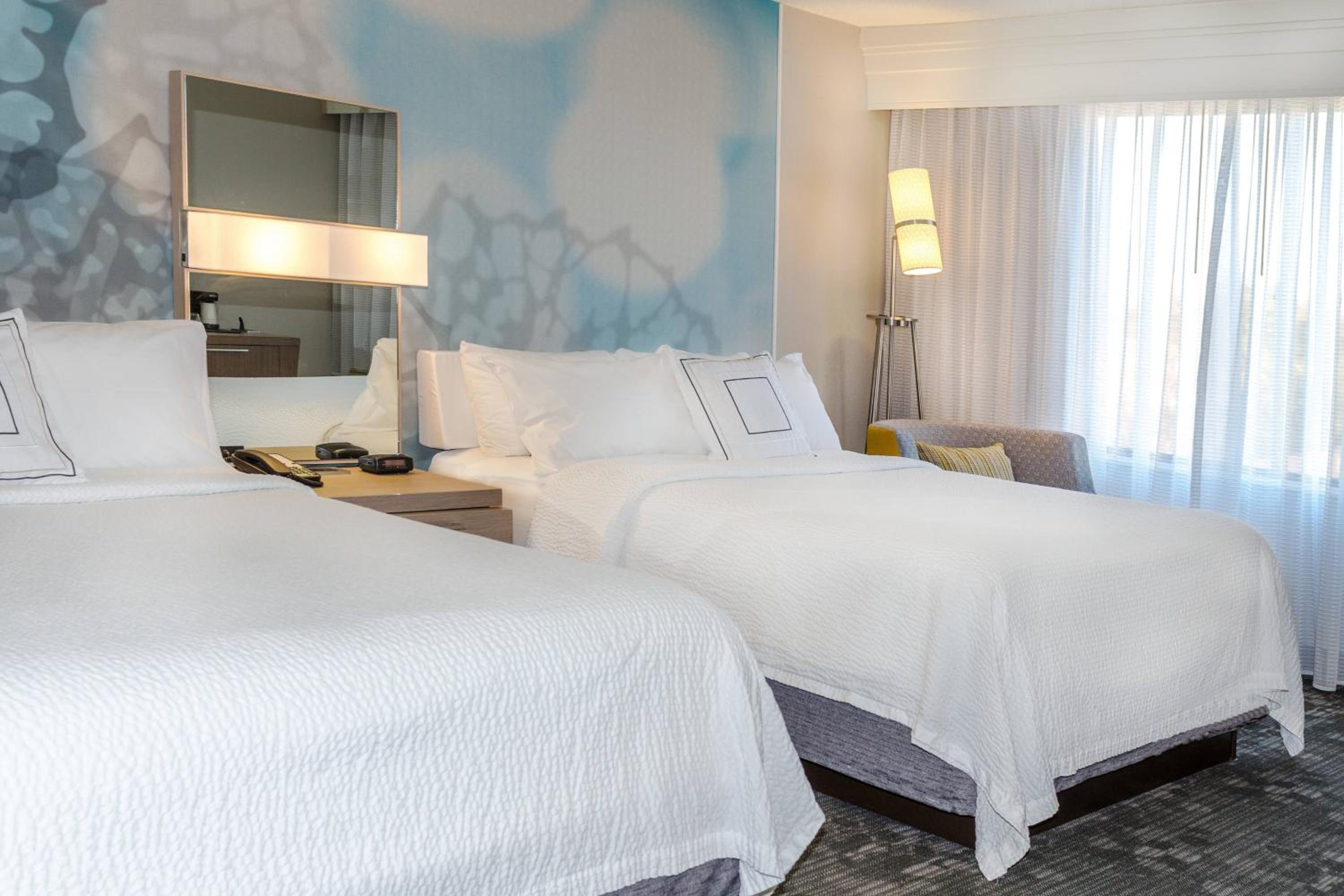 Queen Room with Two Queen Beds - Photo 2