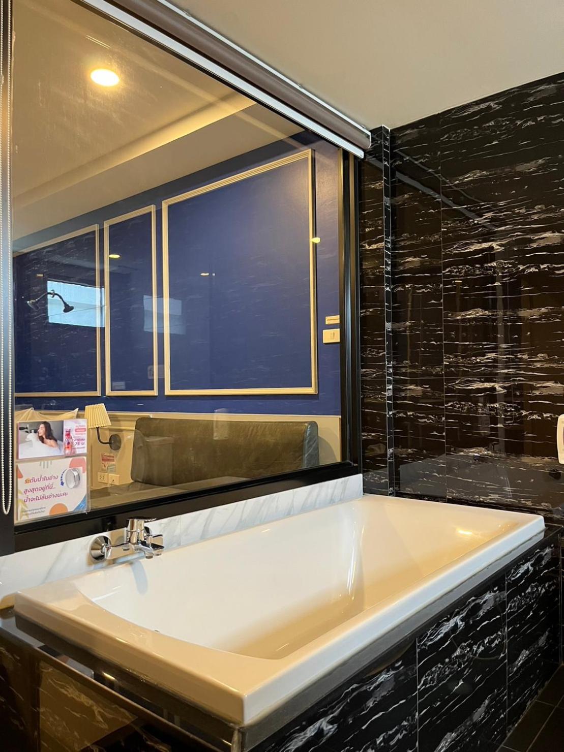 Suite with Spa Bath - Photo 4