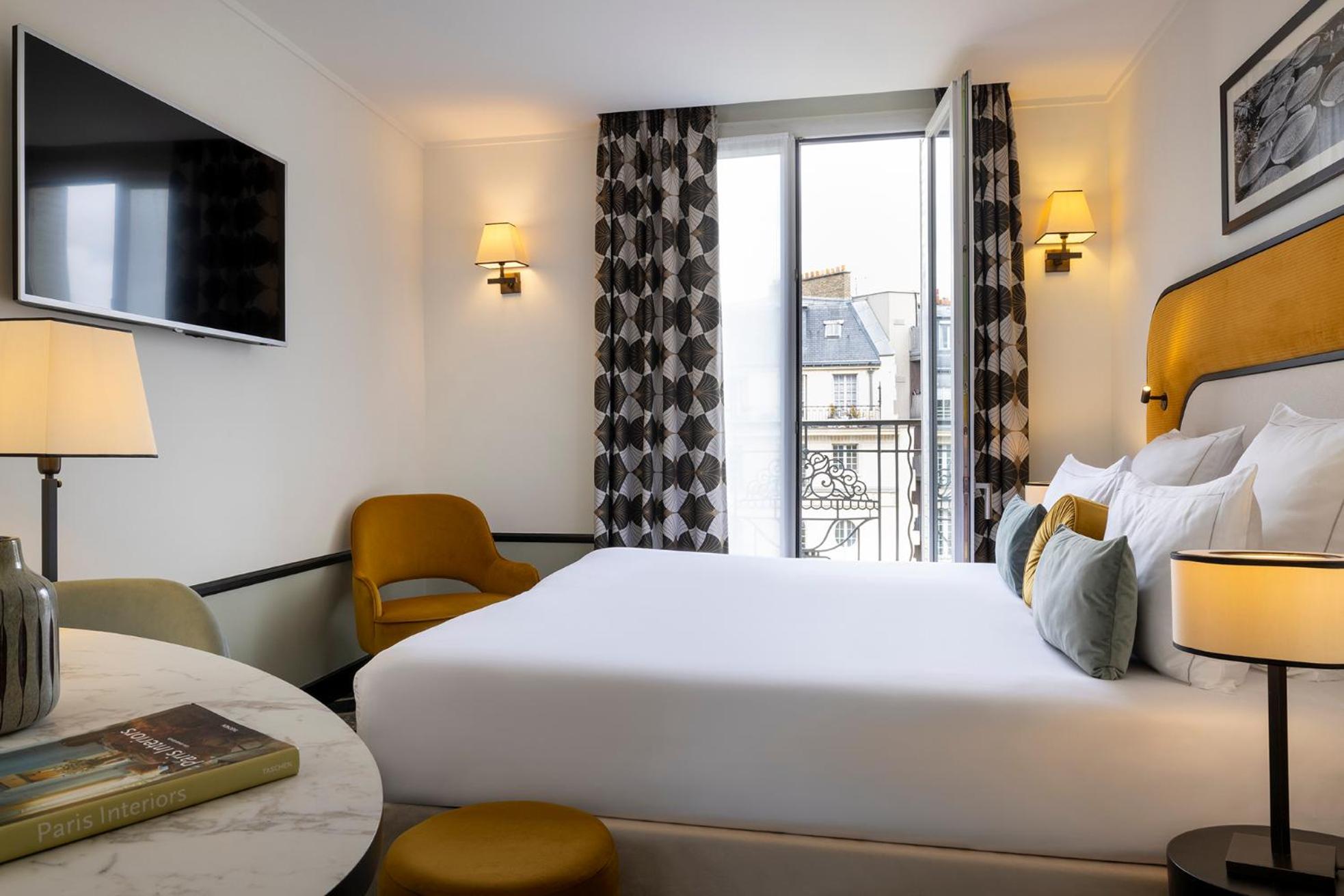 Superior Double Room thumbnail 6