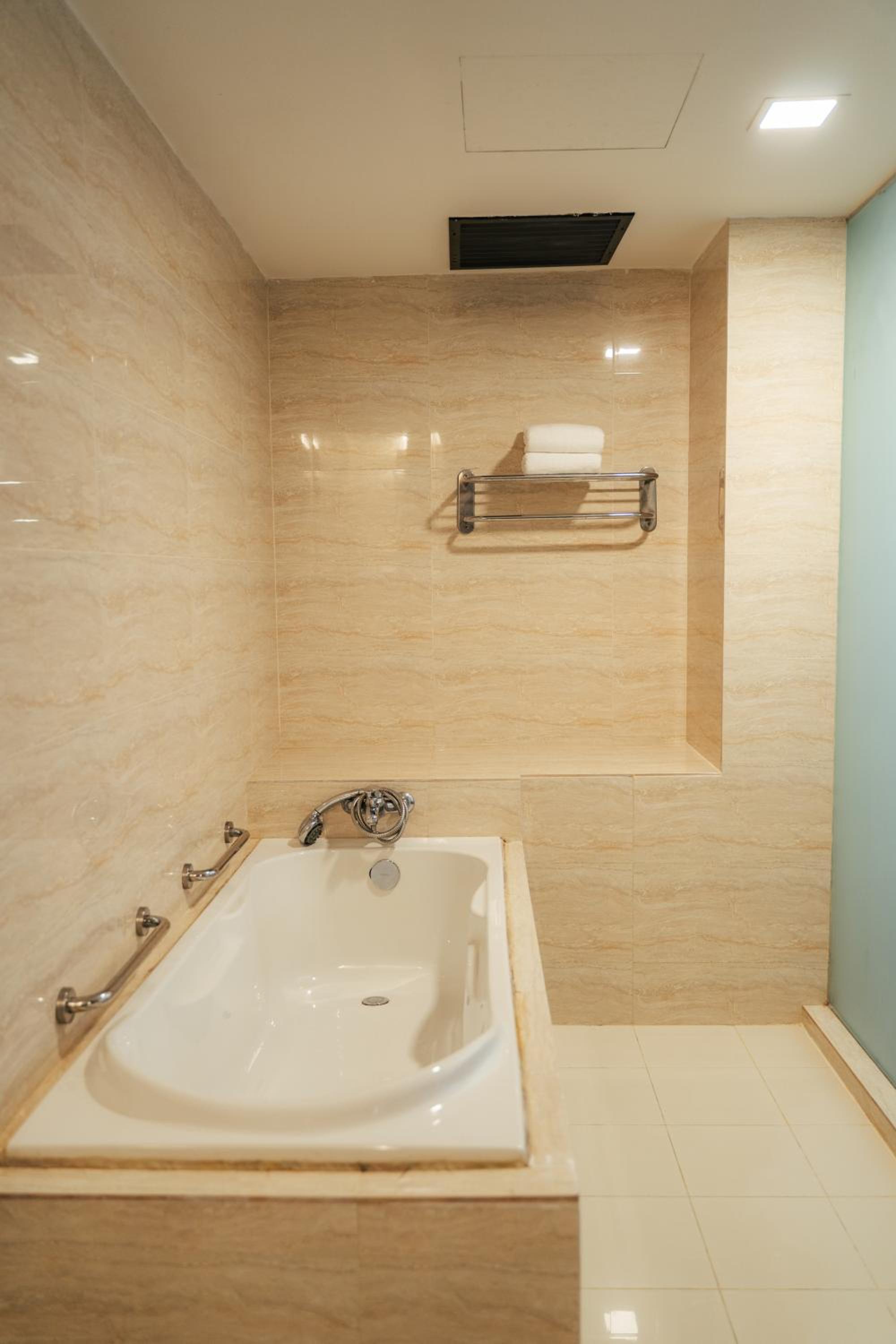 Executive Suite with Bathtub - Photo 6