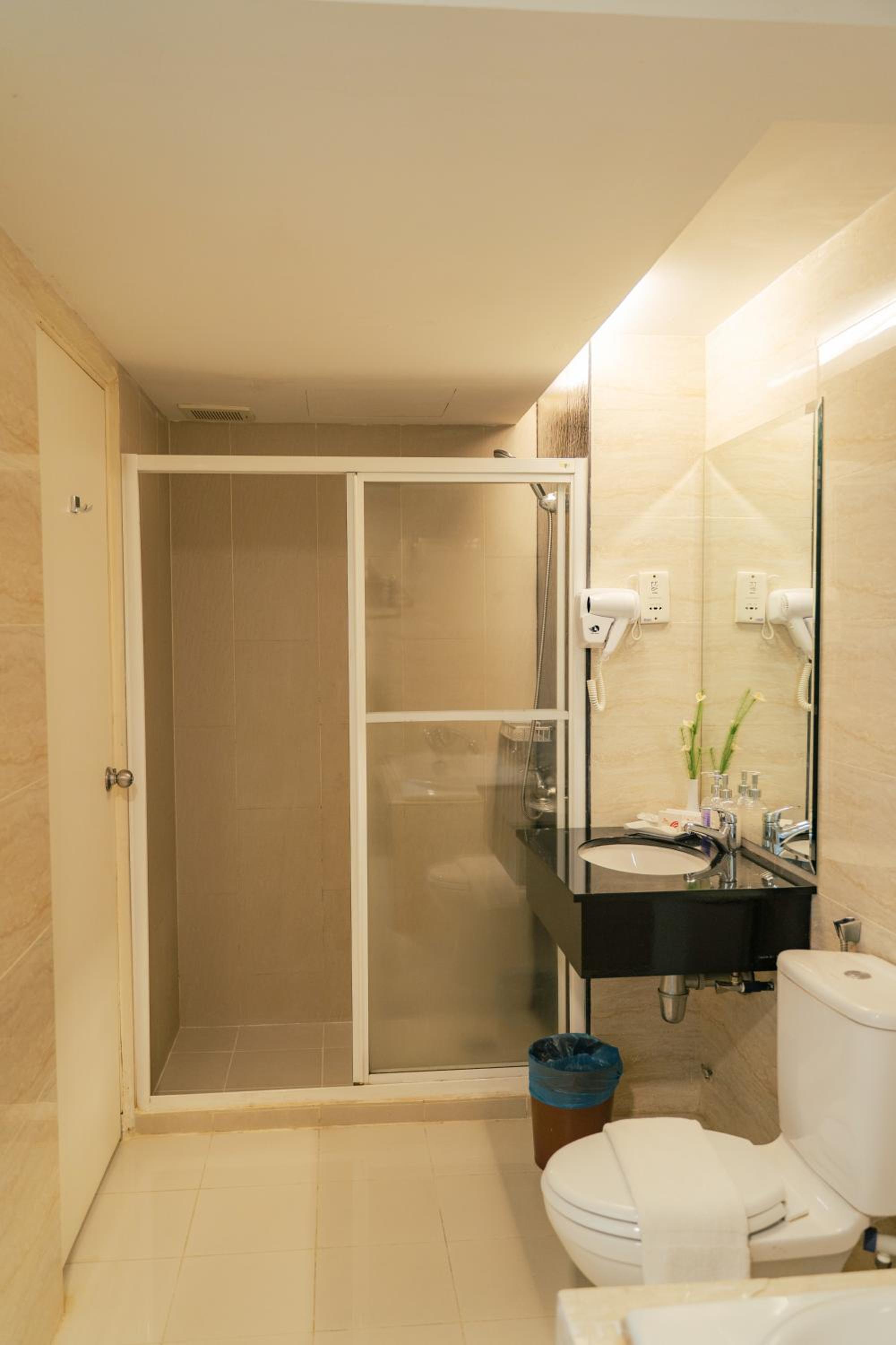 Executive Suite with Bathtub - Photo 5