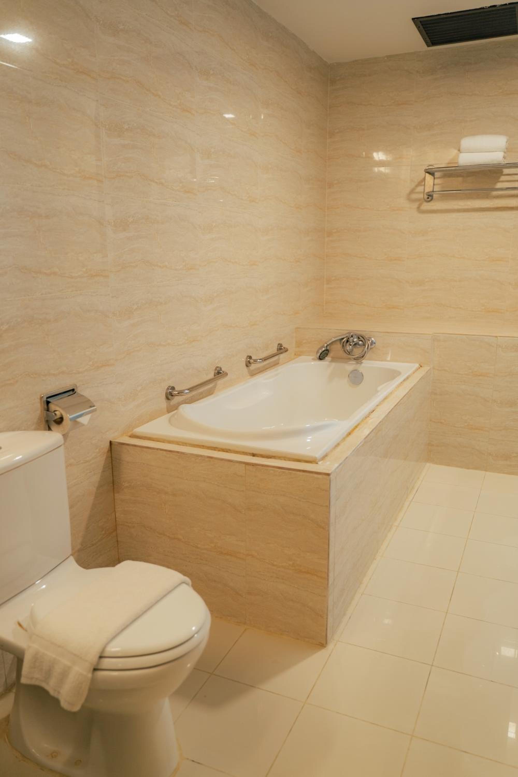 Executive Suite with Bathtub - Photo 7