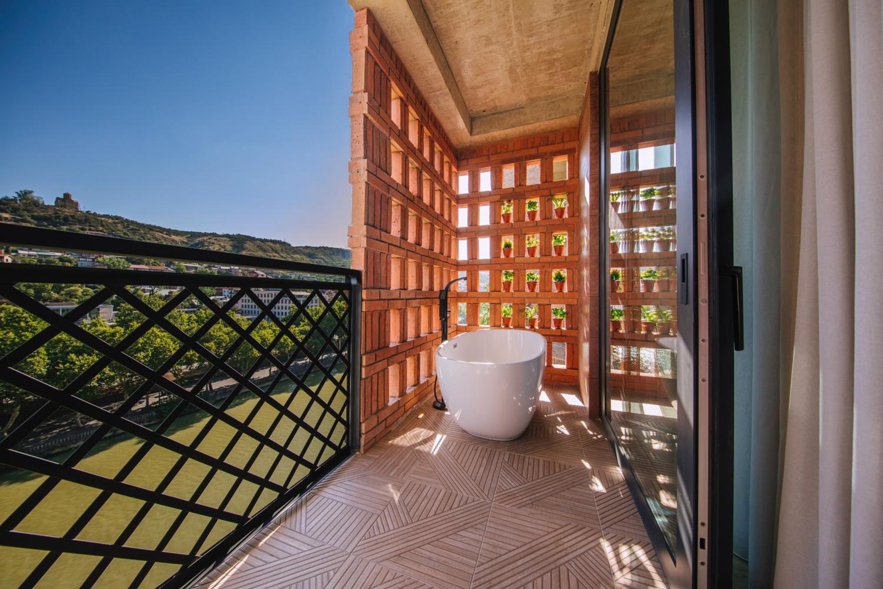 Deluxe King Room with Outdoor Bathtub - Photo 3