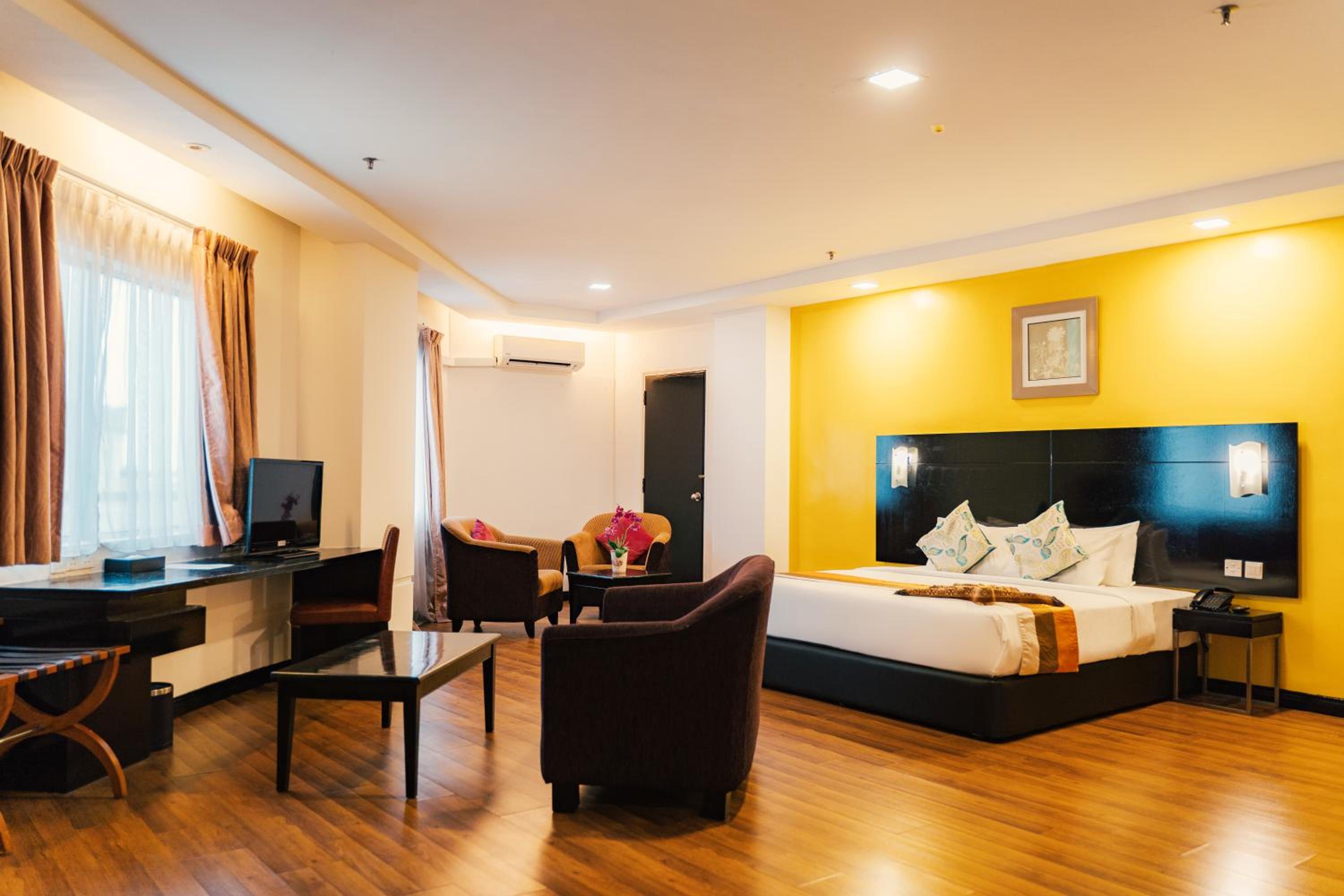 Executive Suite - Photo 2