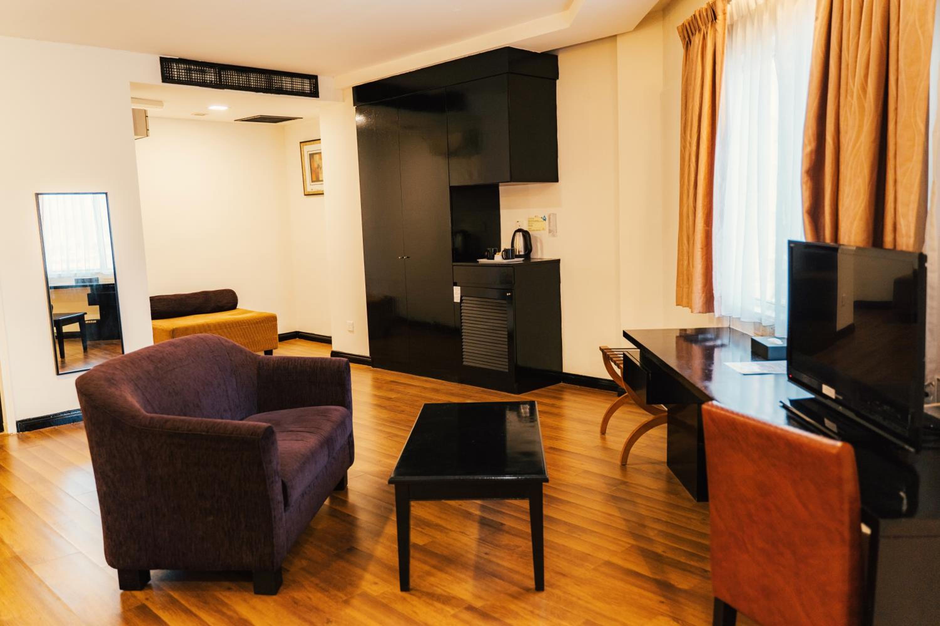 Executive Suite - Photo 3