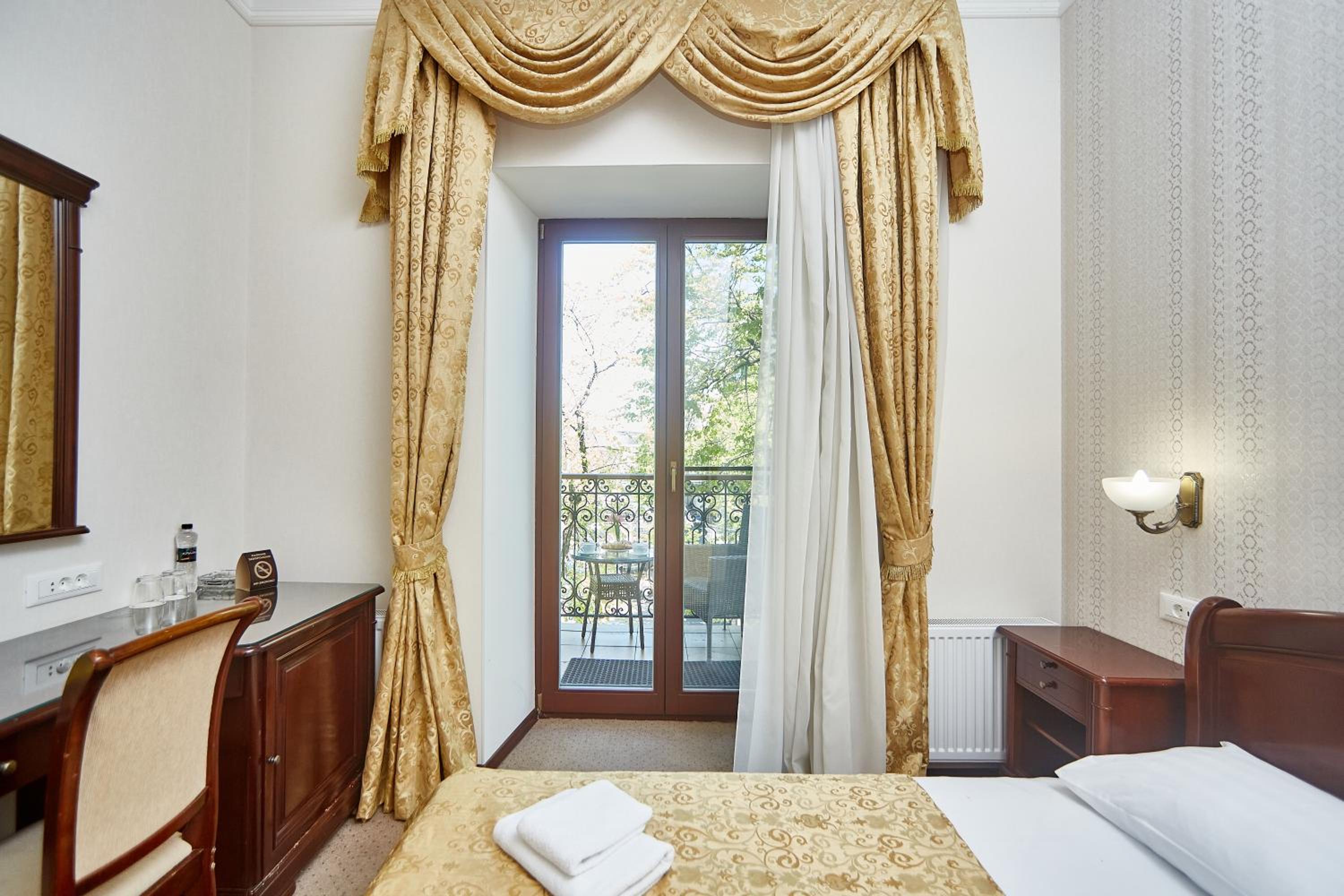 Deluxe Double Room with Balcony photo 1