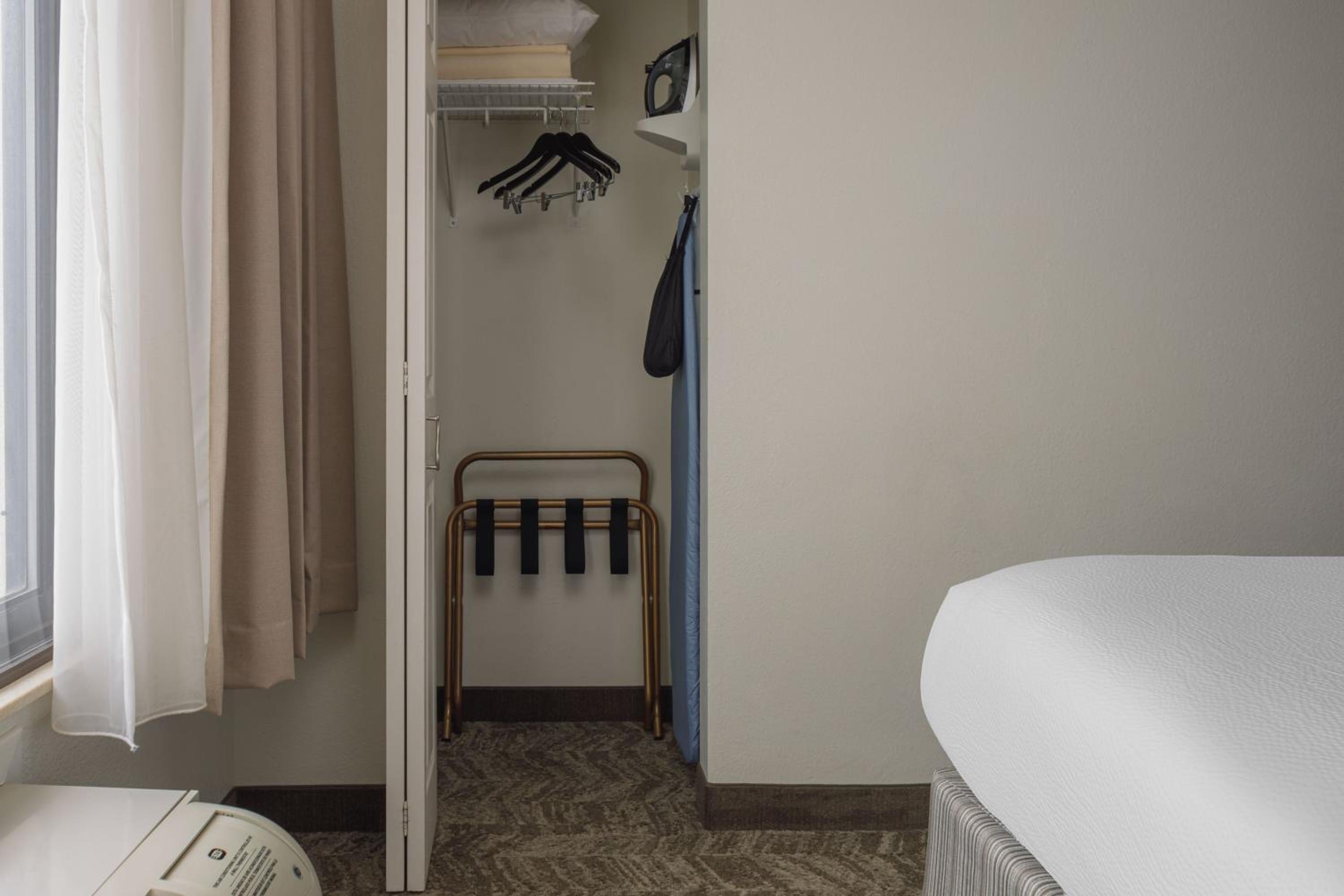 Suite with Two Double Beds and Adapted Tub - Mobility and Hearing Accessible, photo 6
