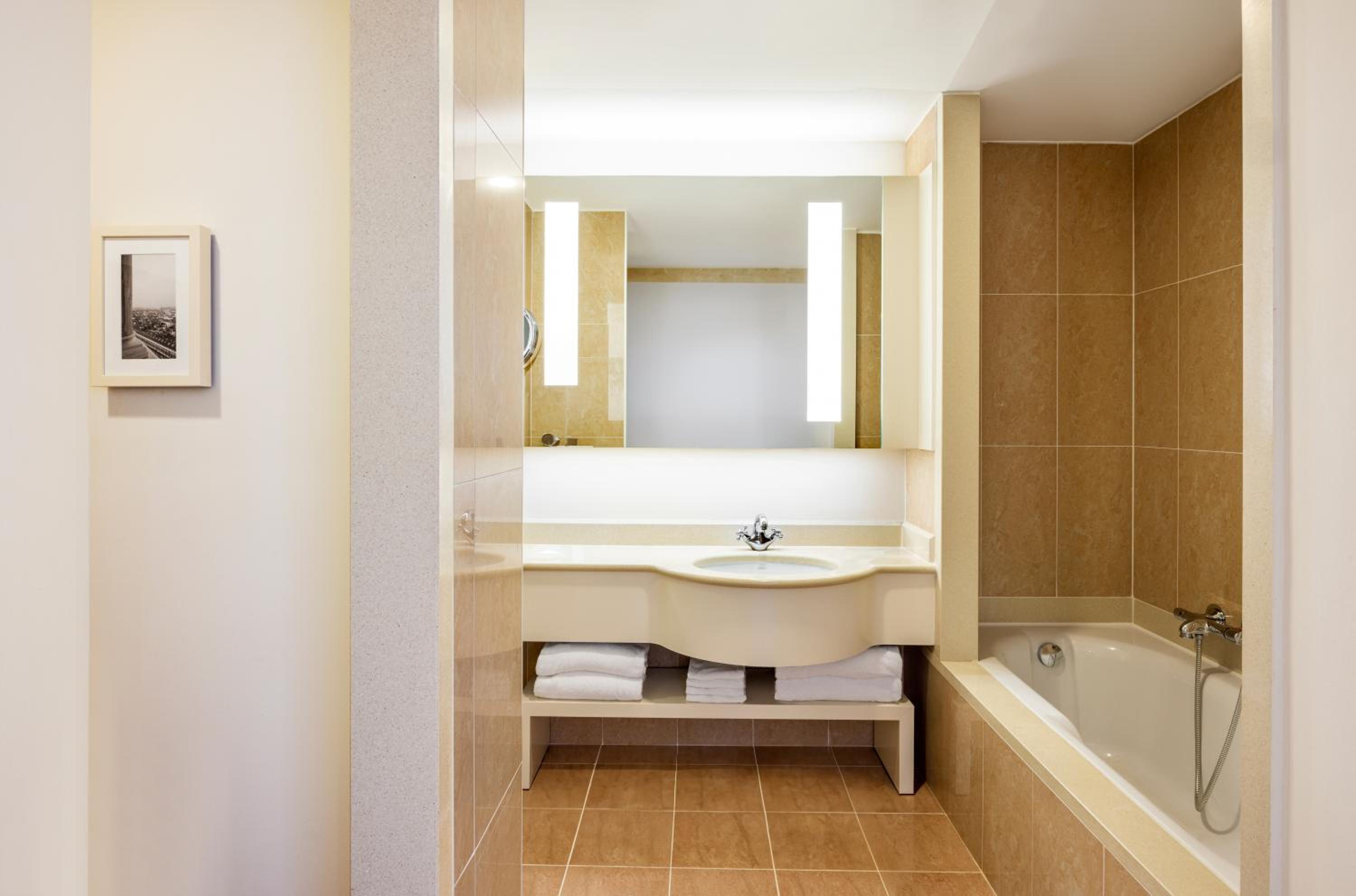 Premium Family Room with King Bed - Photo 2
