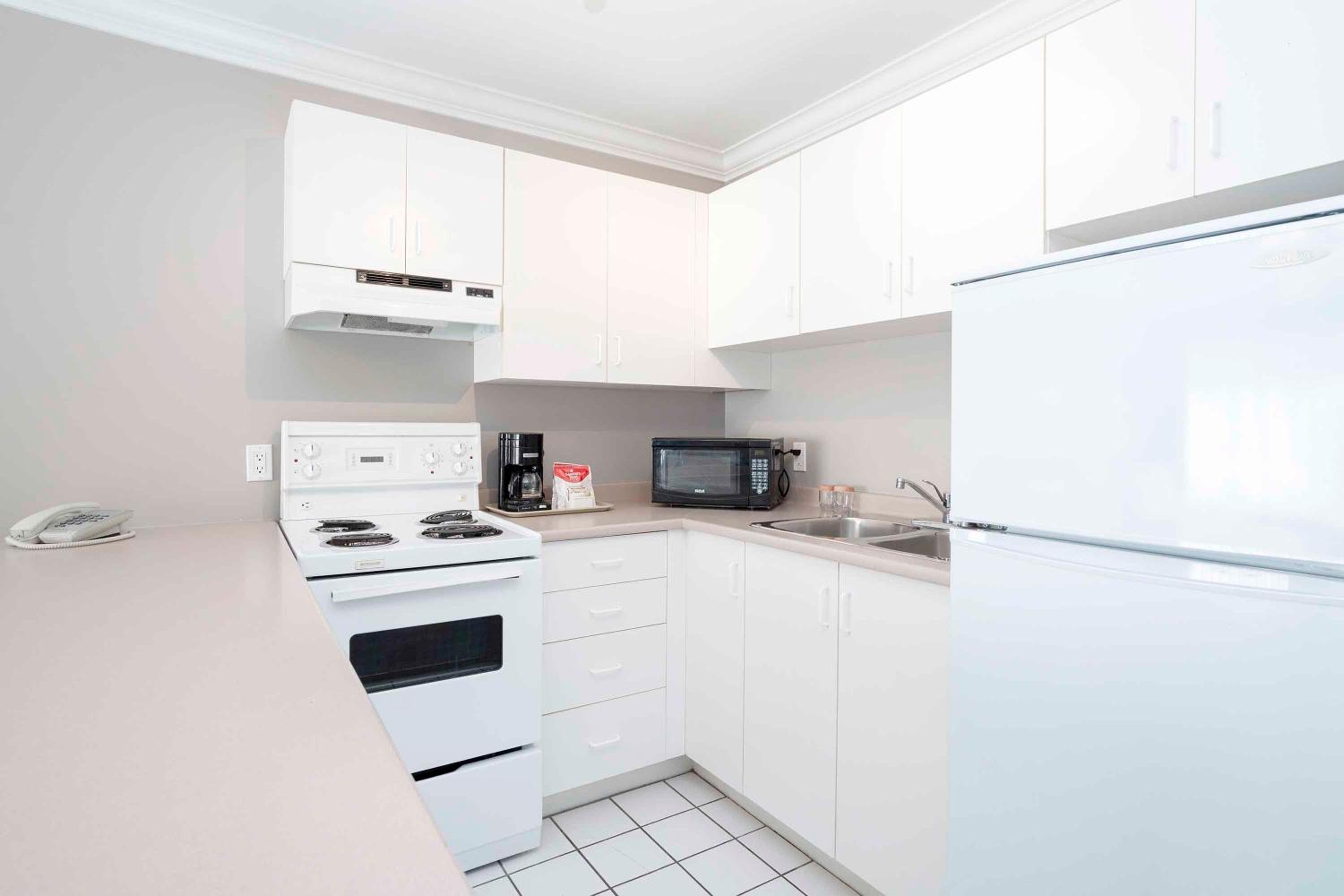 Studio Suite, 2 Queen Beds, Kitchen - Photo 3