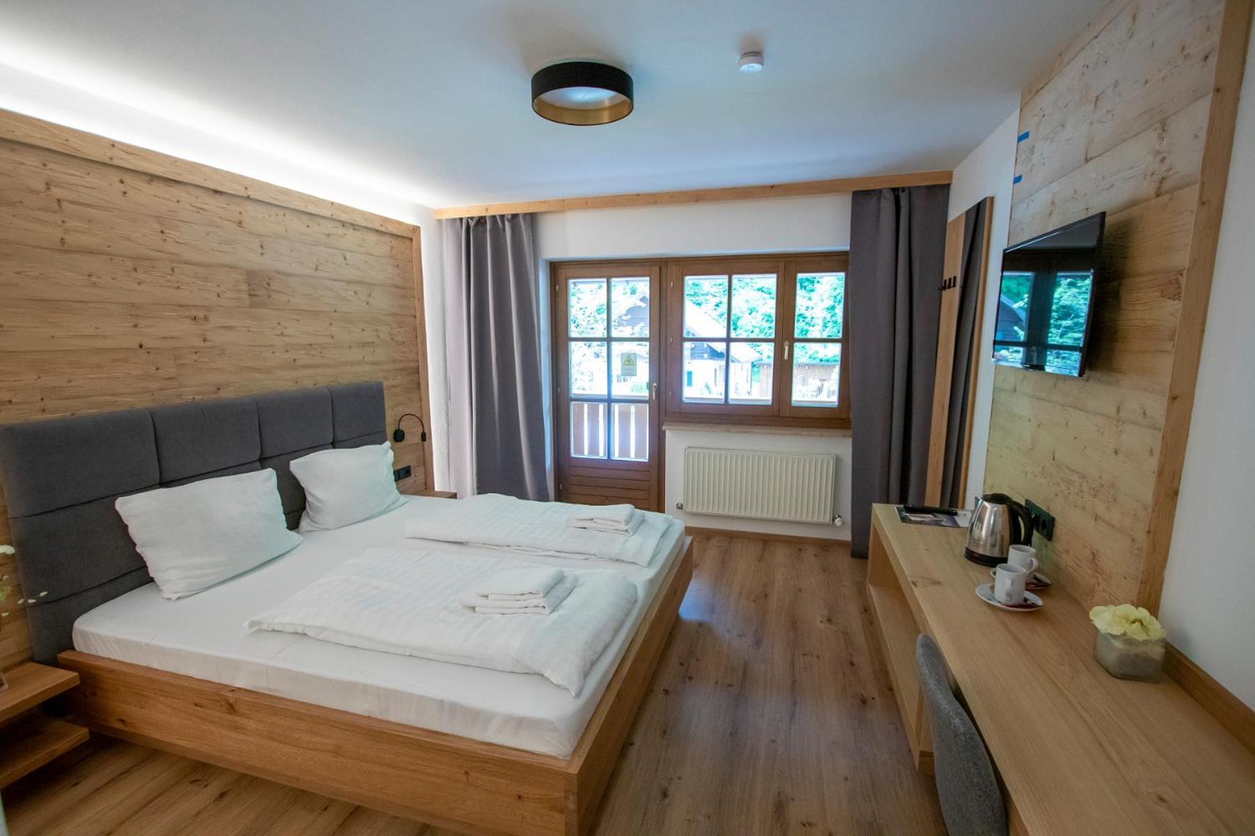 Deluxe Double Room with Balcony photo 3