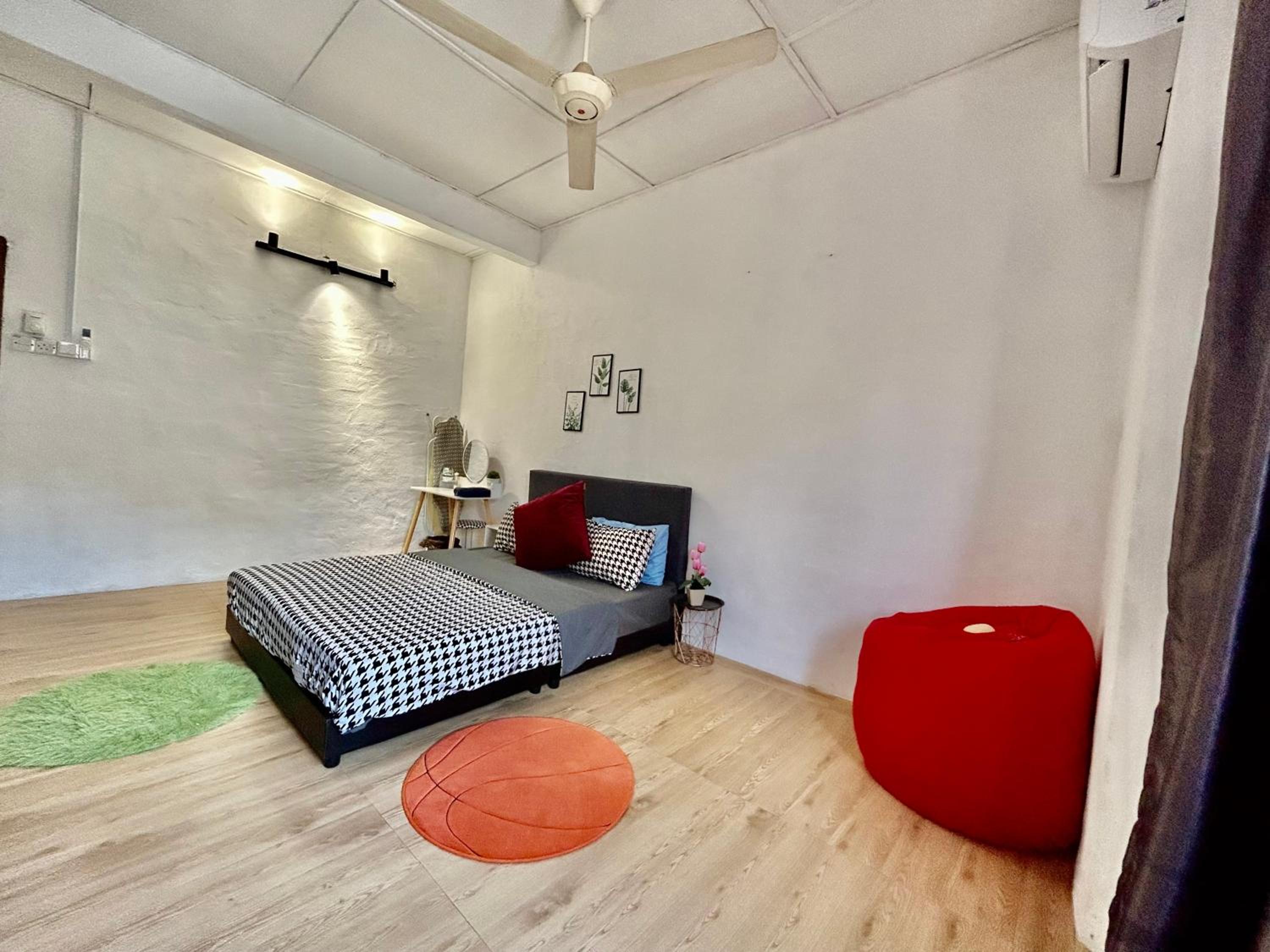 Four-Bedroom House photo 2