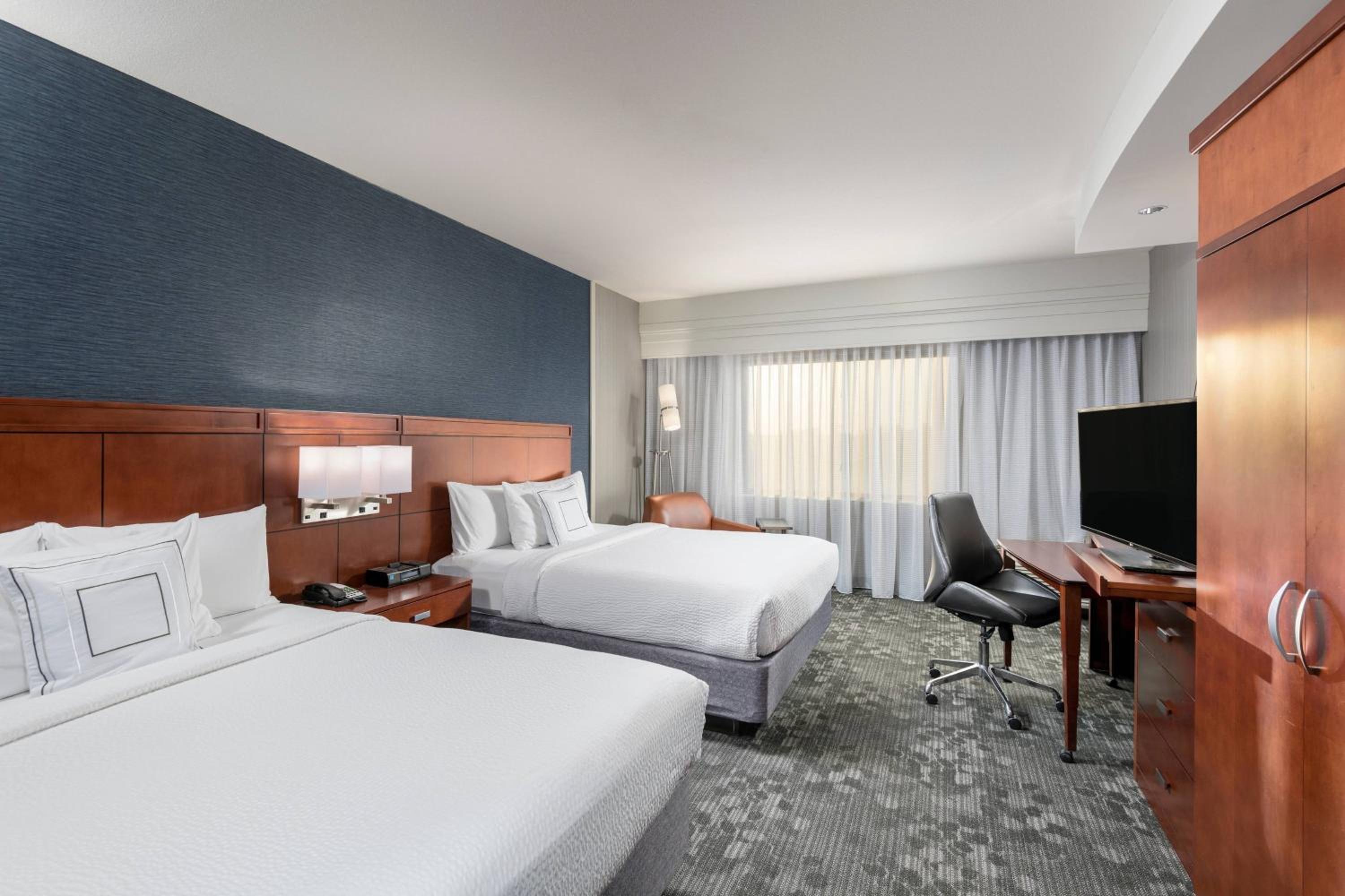 Queen Room with Two Queen Beds - Photo 7