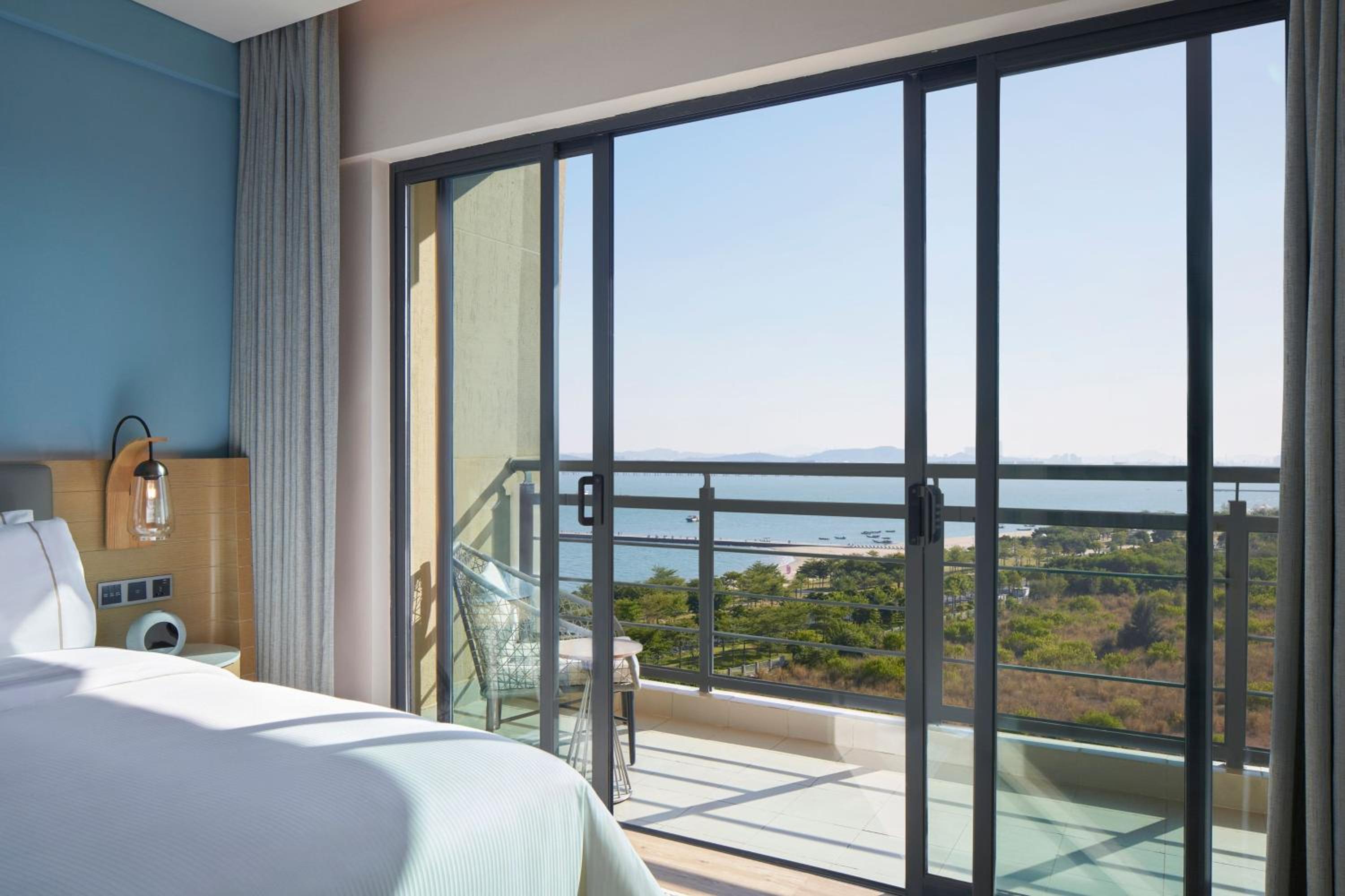 Deluxe King Room with Balcony and Ocean View - Photo 3