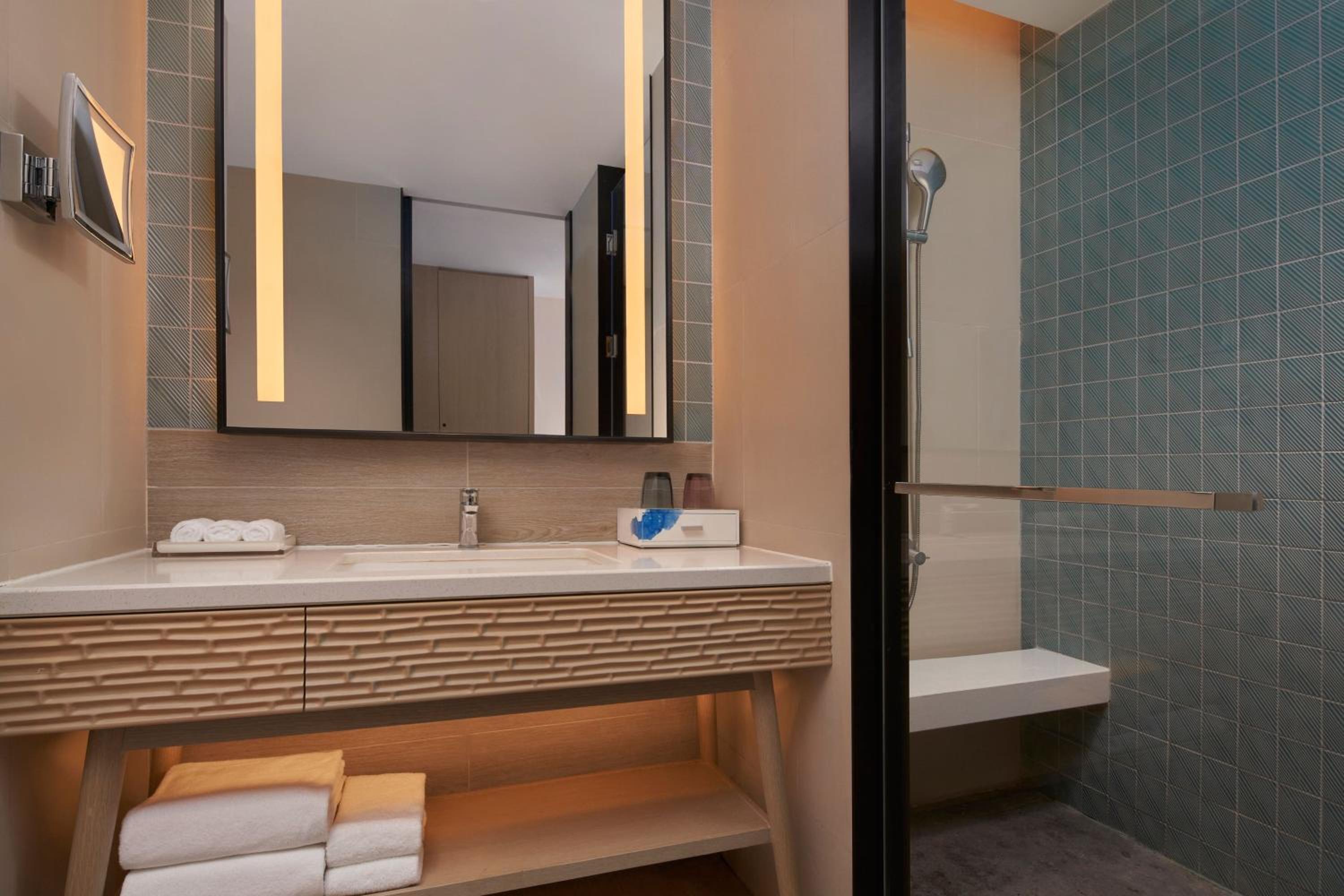 Deluxe King Room with Balcony and Ocean View - Photo 5
