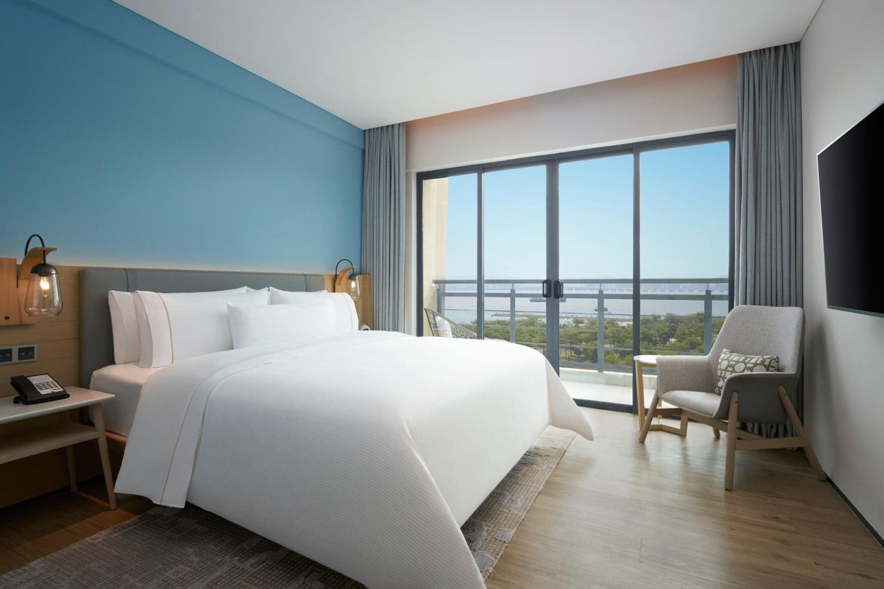 One-Bedroom Deluxe King Suite with Balcony and Ocean View - Photo 5