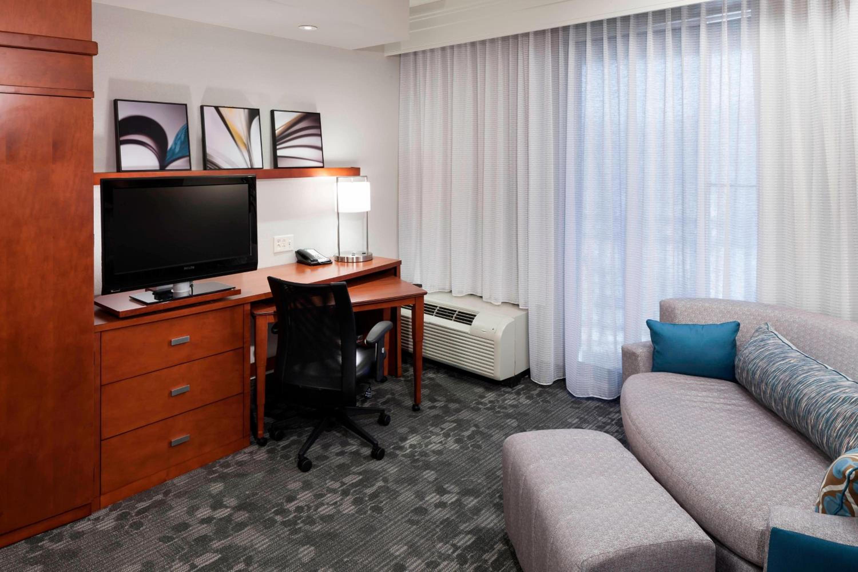 King Room with Sofa Bed - Photo 2