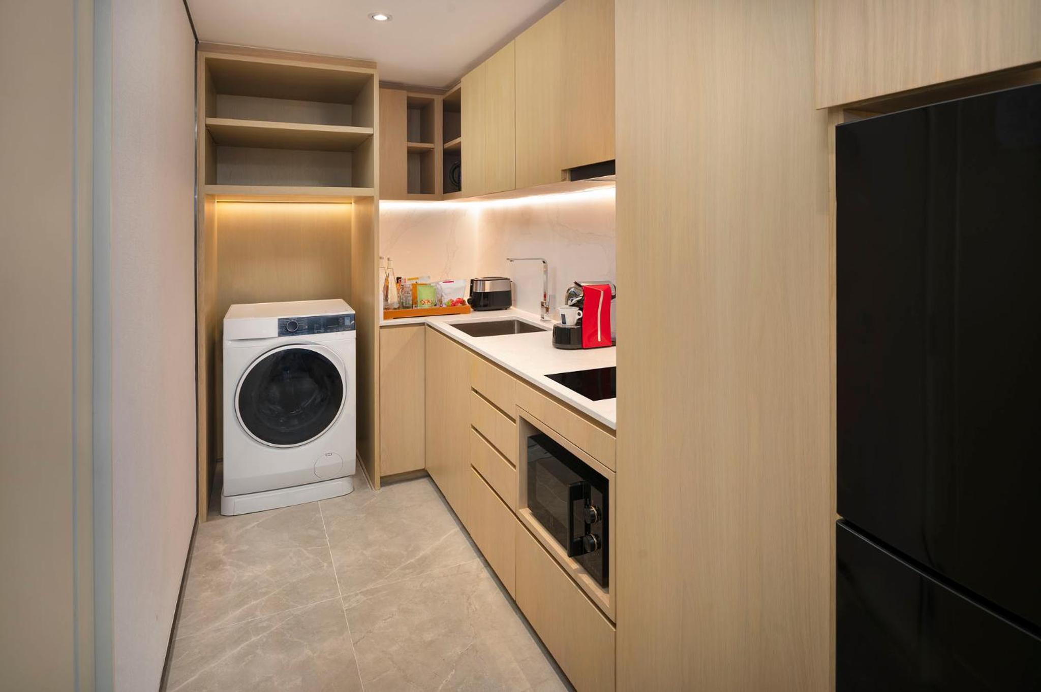 Junior King Suite with Kitchenette photo 2